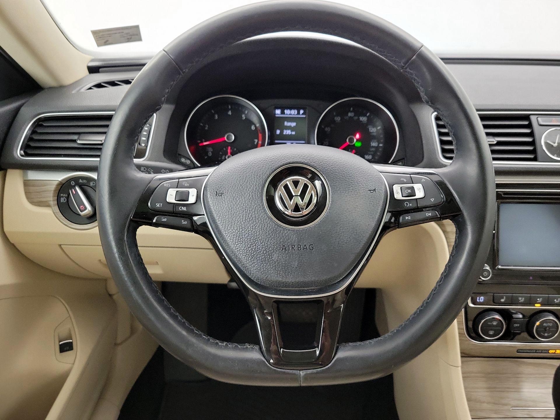 Thumbnail: 2017 Volkswagen Passat - 10