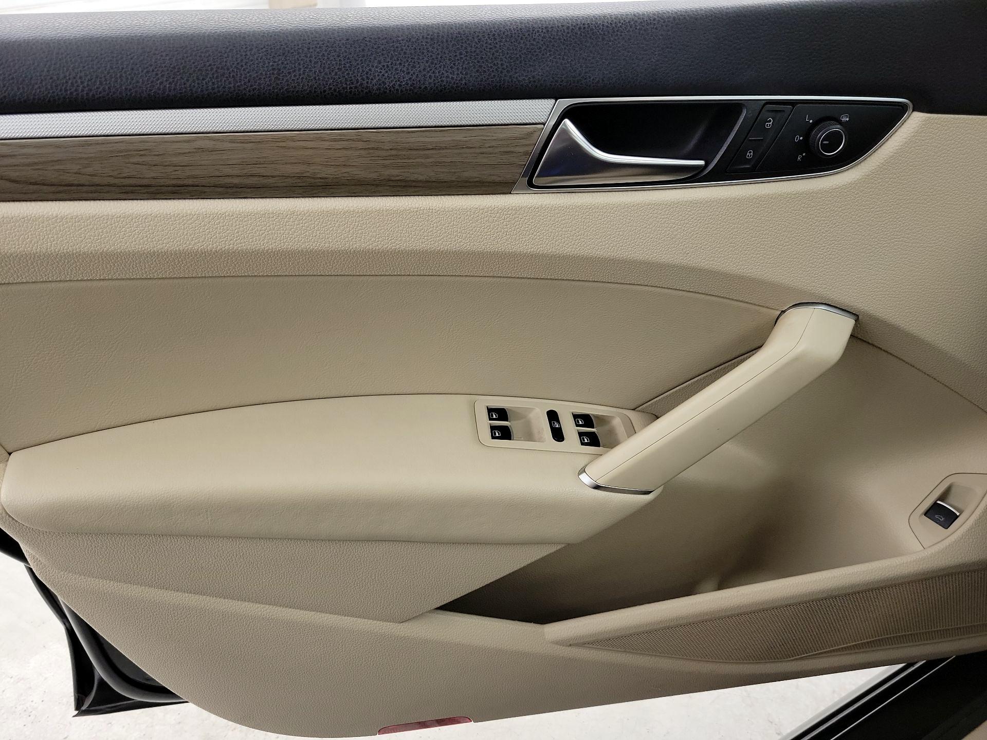Thumbnail: 2017 Volkswagen Passat - 12
