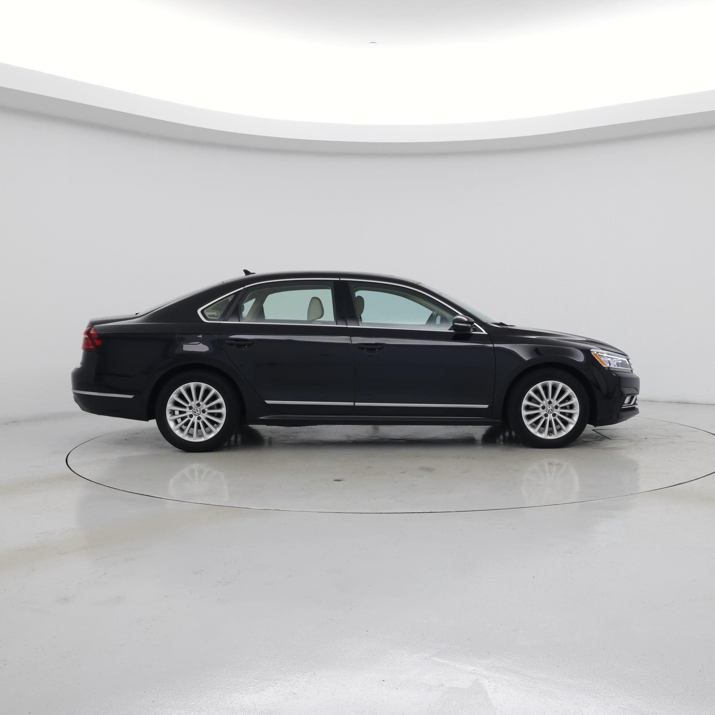 Thumbnail: 2017 Volkswagen Passat - 7