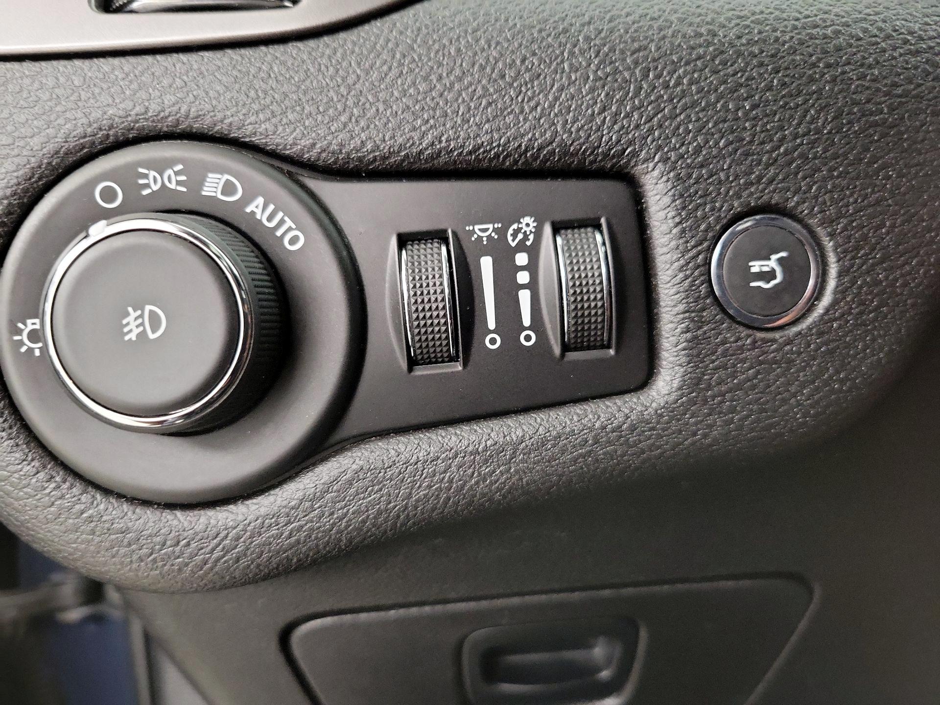 Thumbnail: 2020 Jeep Cherokee - 13
