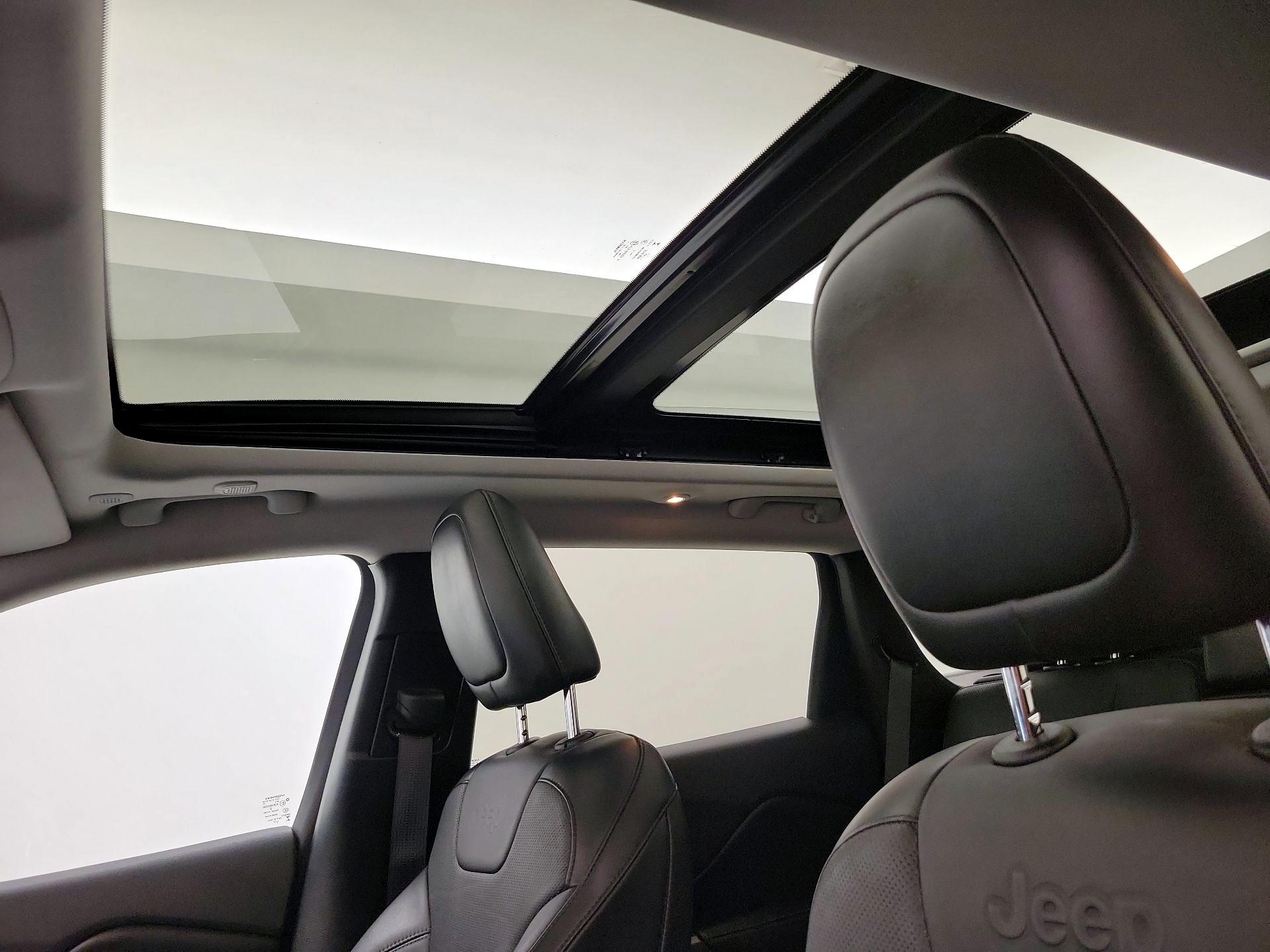 Thumbnail: 2020 Jeep Cherokee - 20