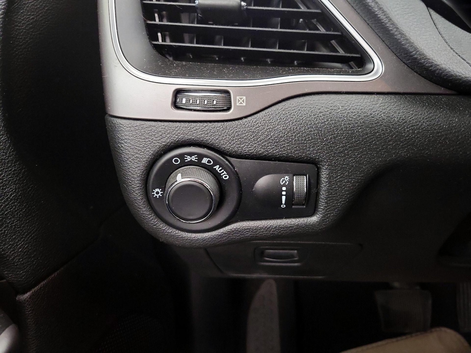 2021 Jeep Cherokee Latitude - Photo 14