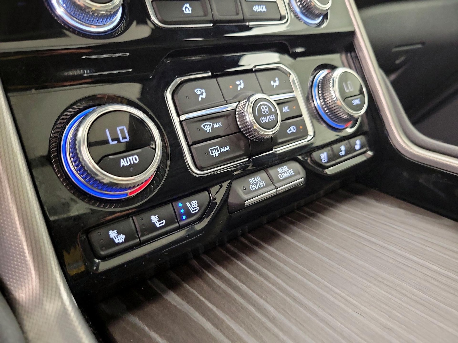 2024 GMC Yukon Denali - Photo 18