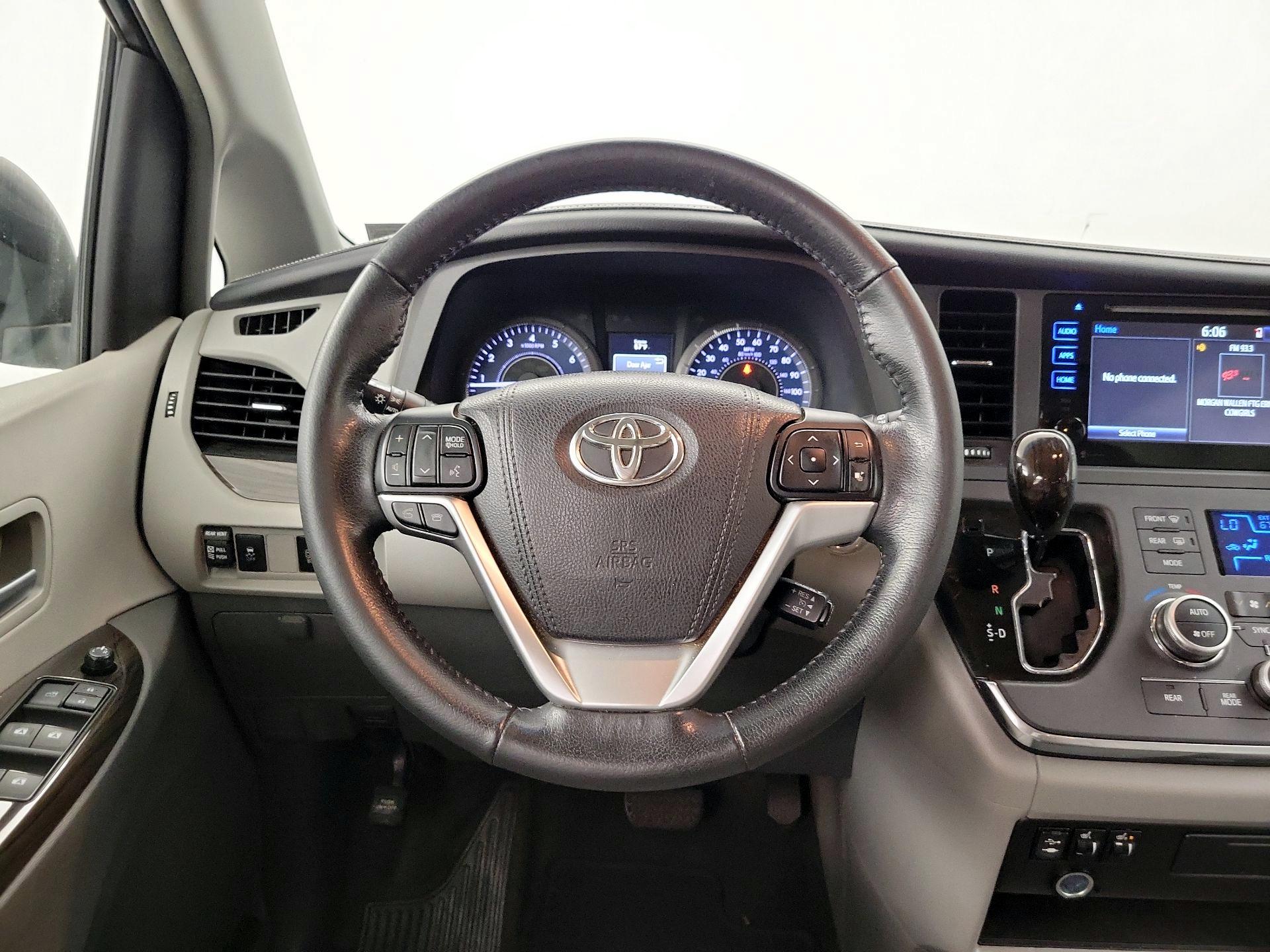 Thumbnail: 2015 Toyota Sienna - 10