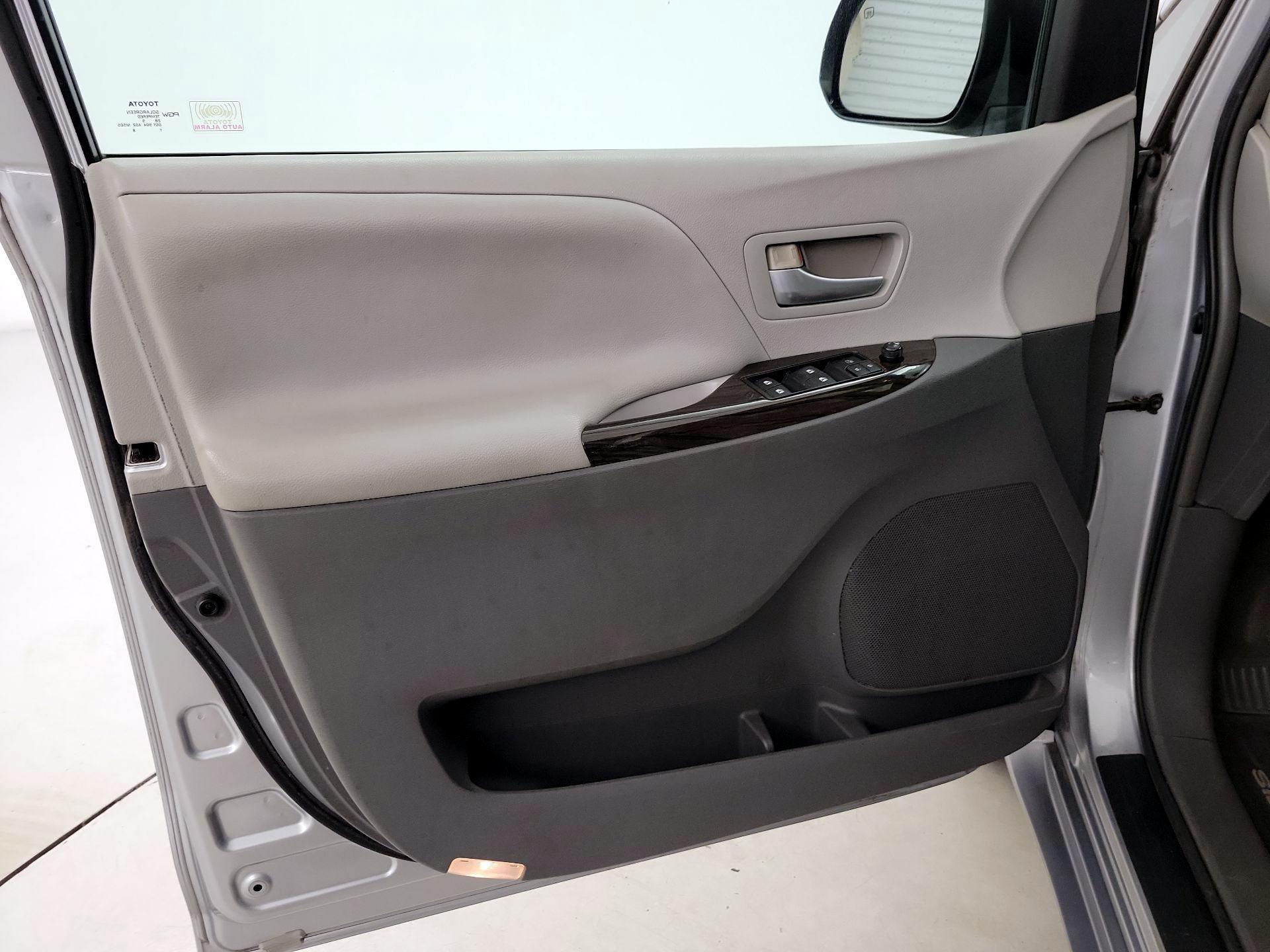 Thumbnail: 2015 Toyota Sienna - 12