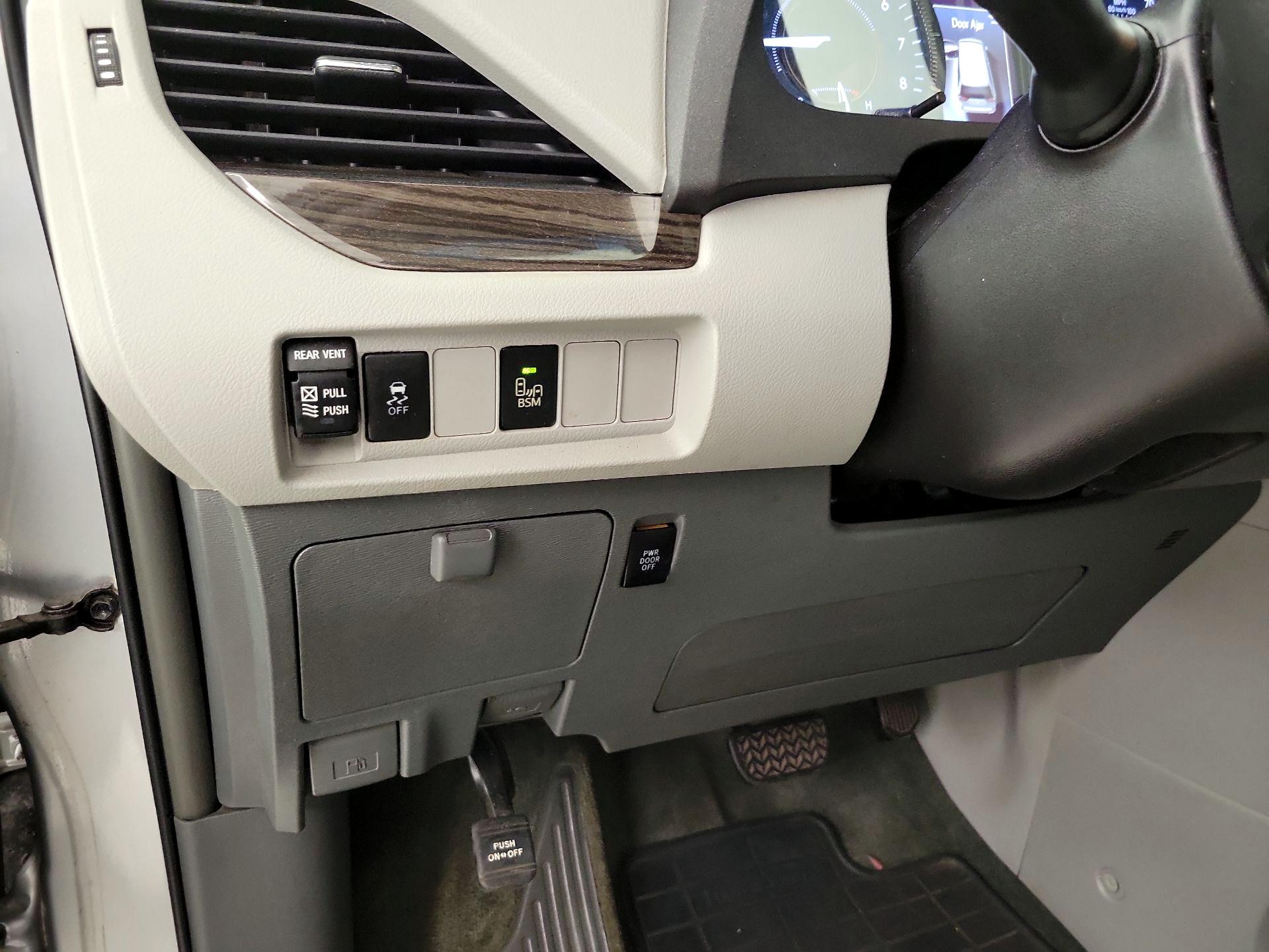 Thumbnail: 2015 Toyota Sienna - 13