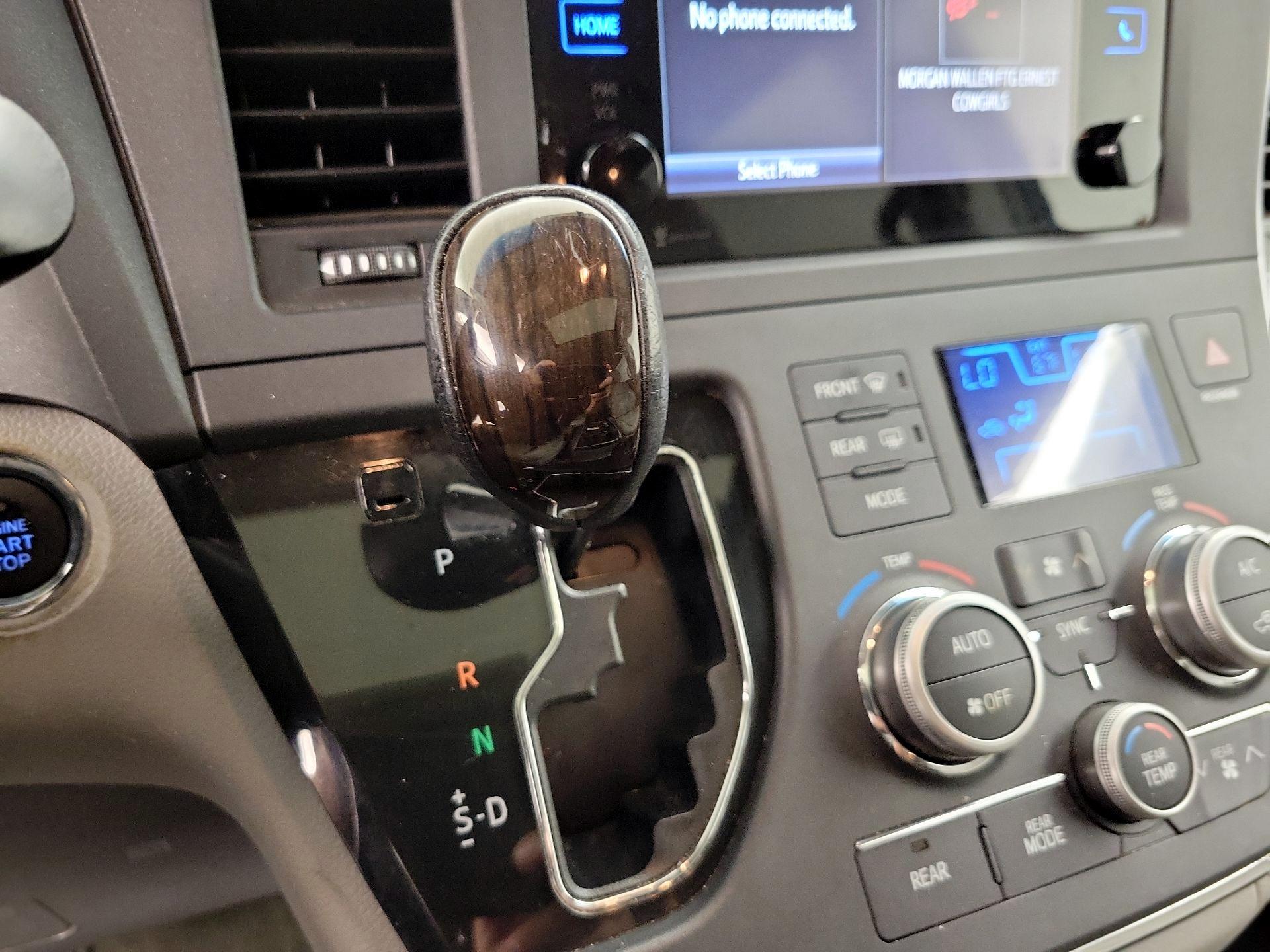 Thumbnail: 2015 Toyota Sienna - 17