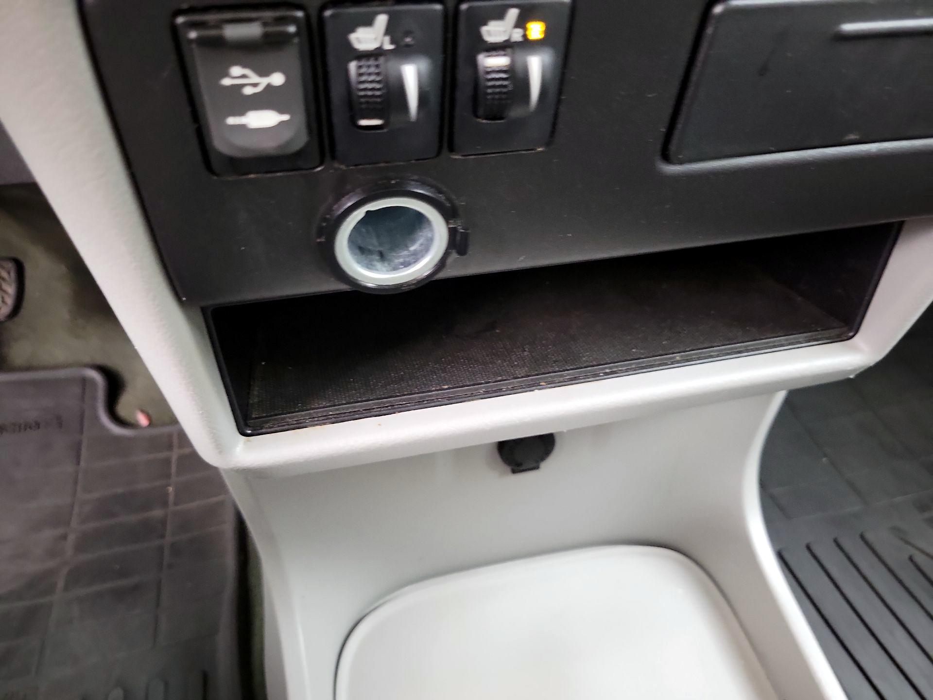 Thumbnail: 2015 Toyota Sienna - 18