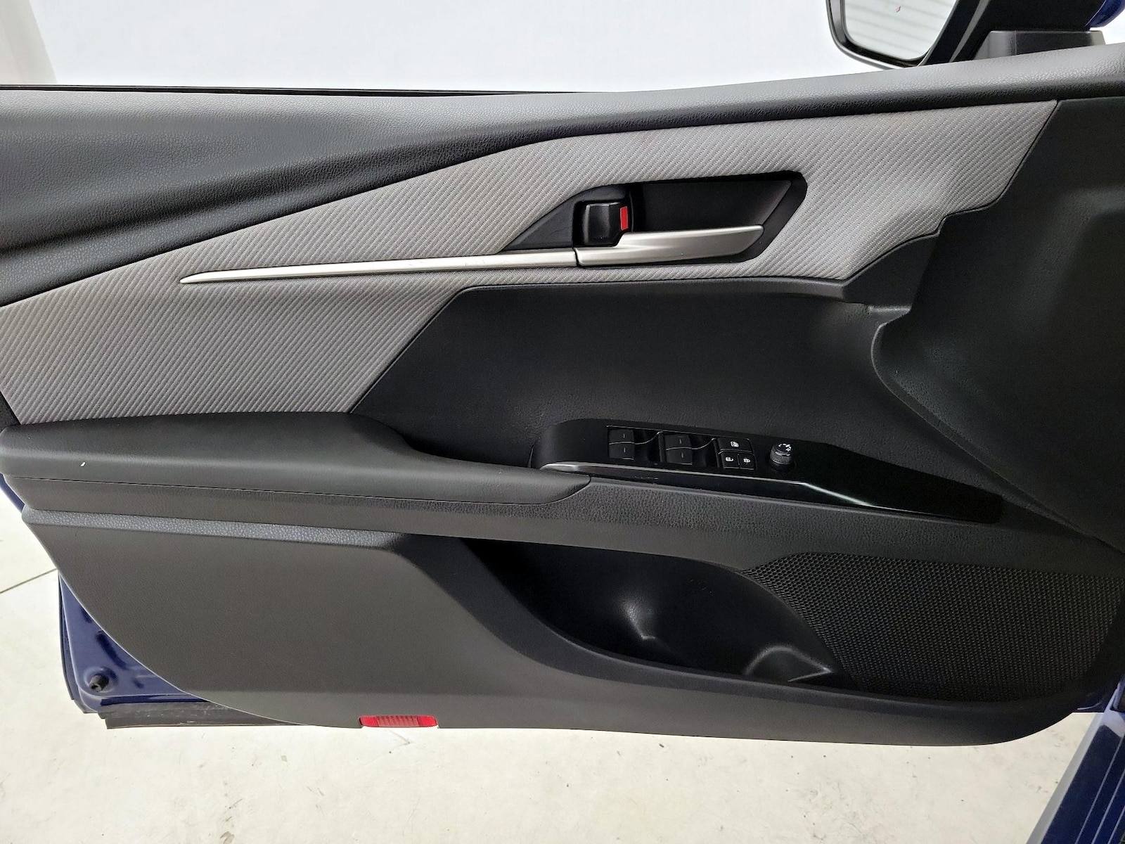 2025 Toyota Camry SE - Photo 13