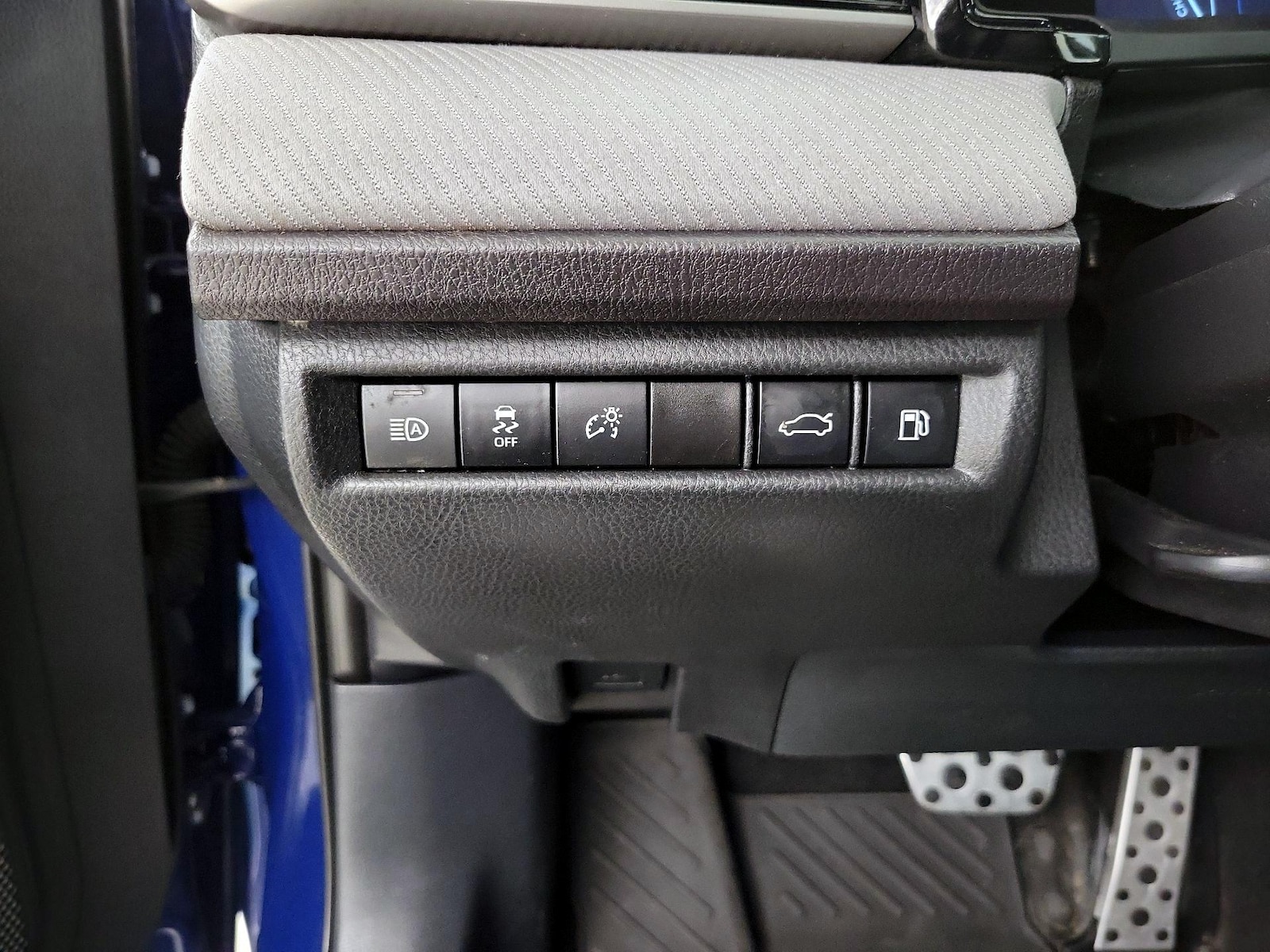 2025 Toyota Camry SE - Photo 14