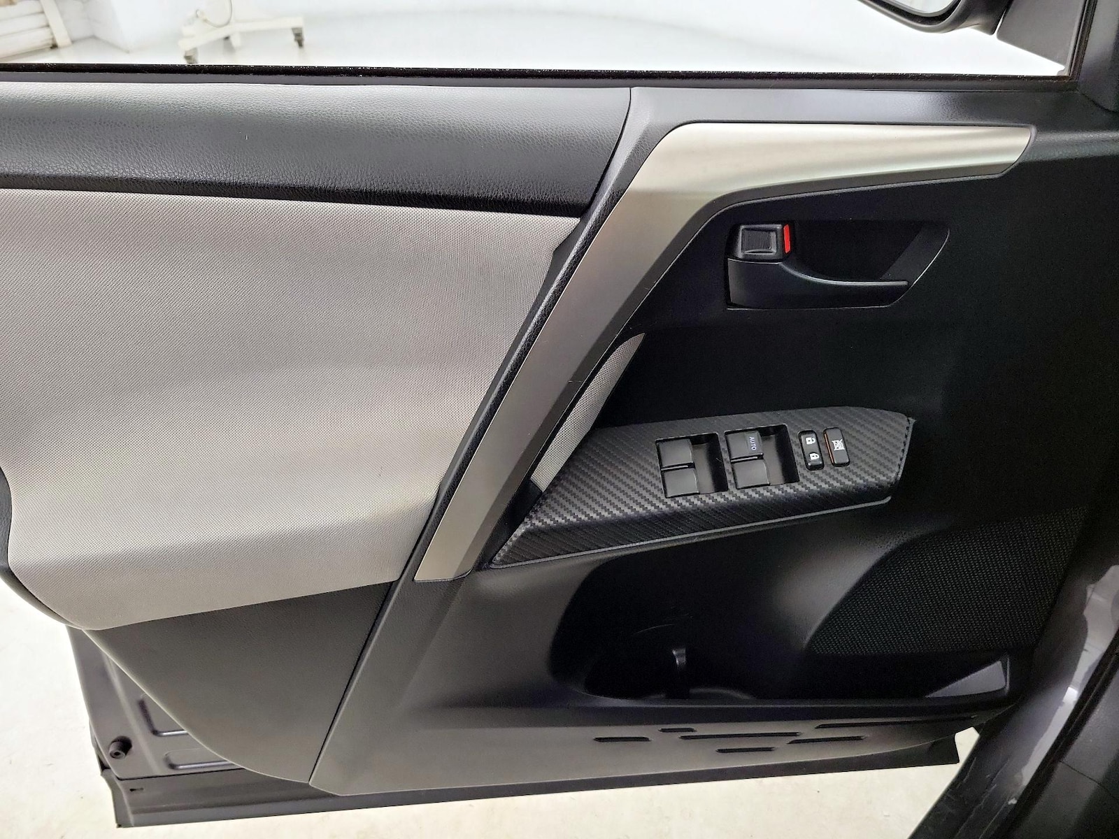 2015 Toyota RAV4 LE - Photo 13