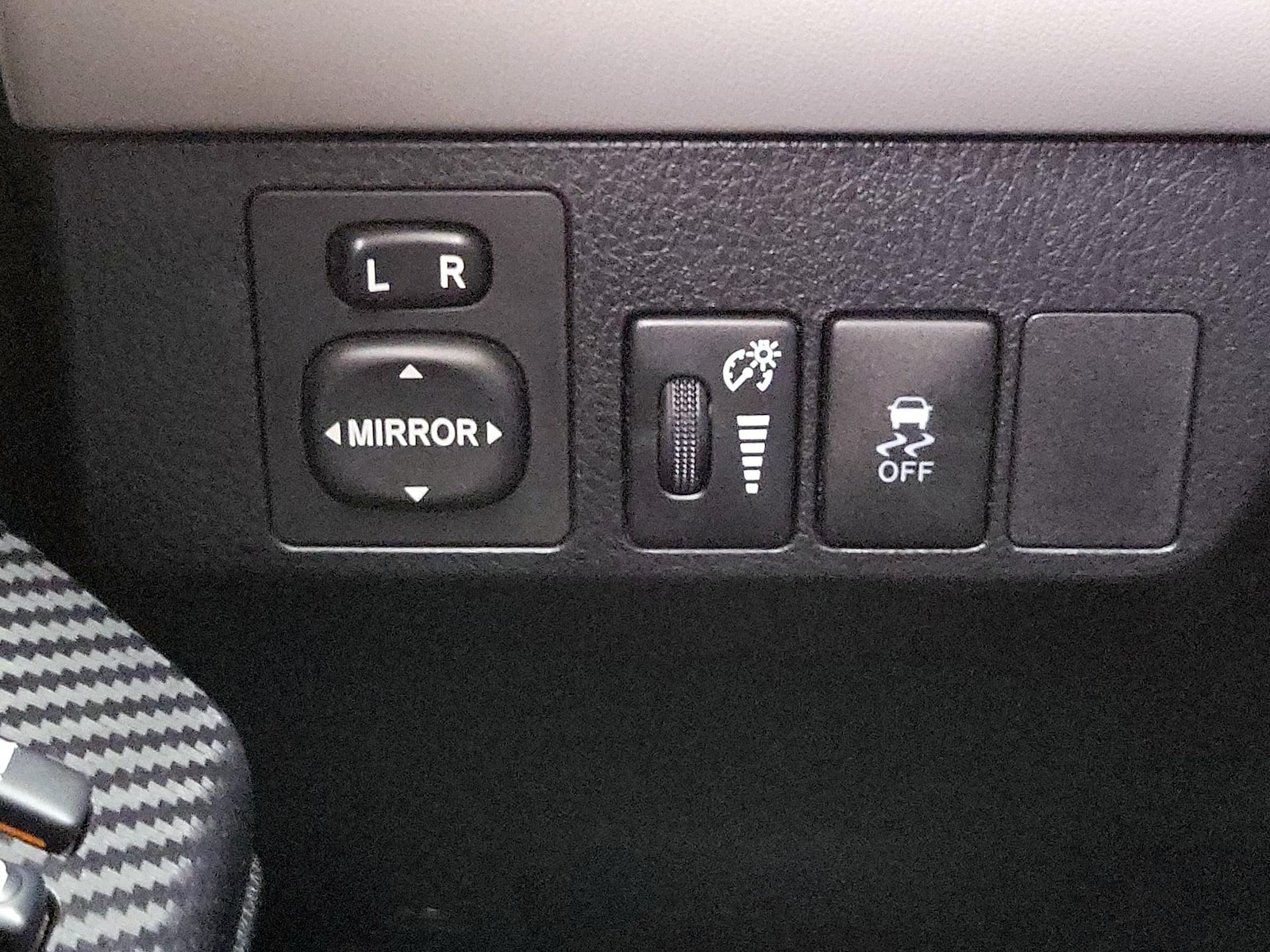 2015 Toyota RAV4 LE - Photo 14