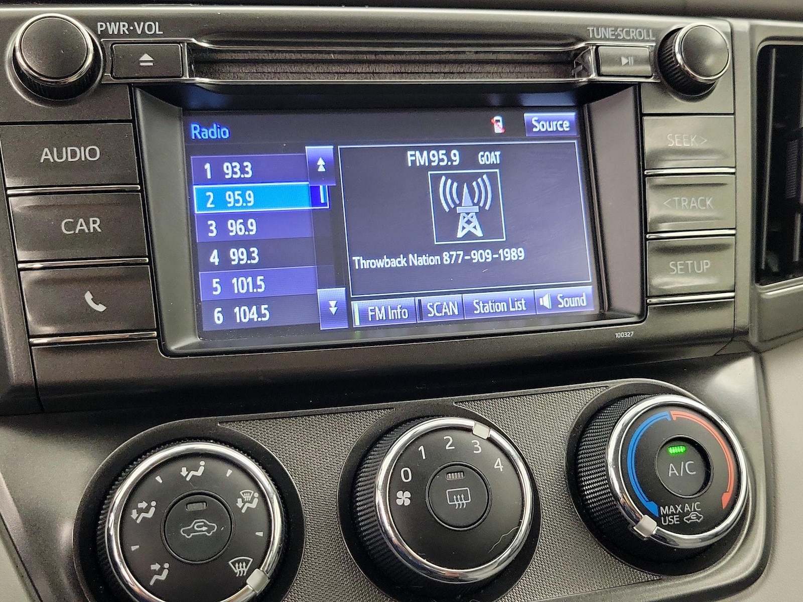 2015 Toyota RAV4 LE - Photo 16