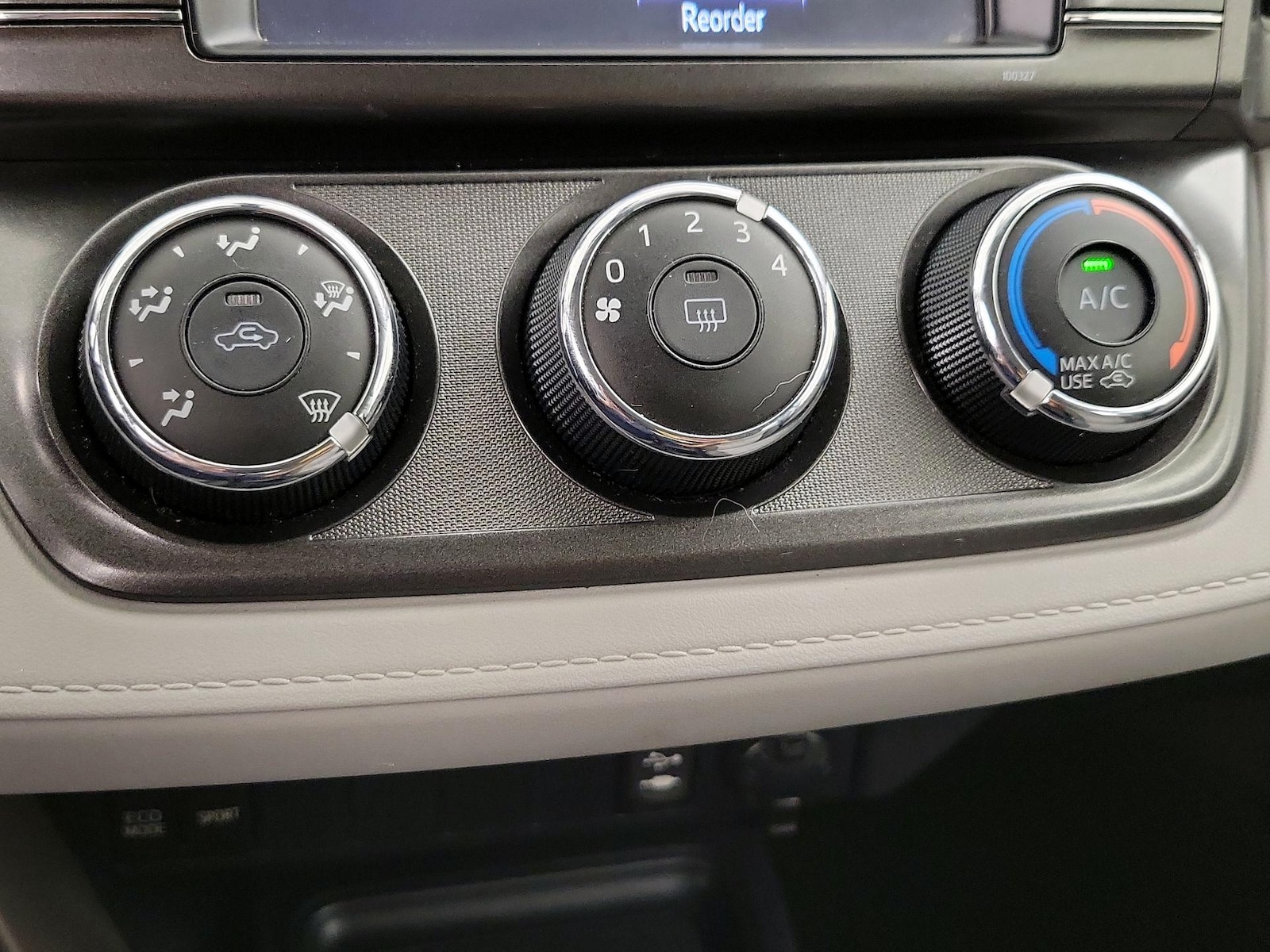 2015 Toyota RAV4 LE - Photo 17