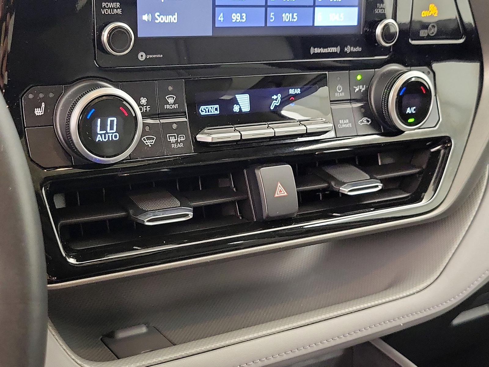 2021 Toyota Highlander XLE - Photo 17