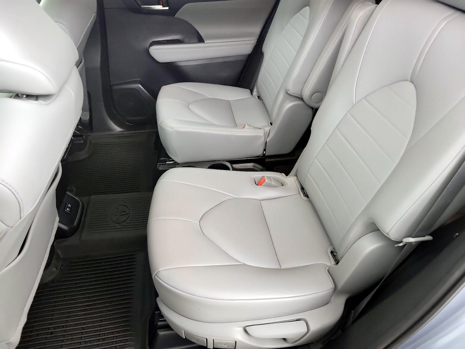 2021 Toyota Highlander XLE - Photo 21