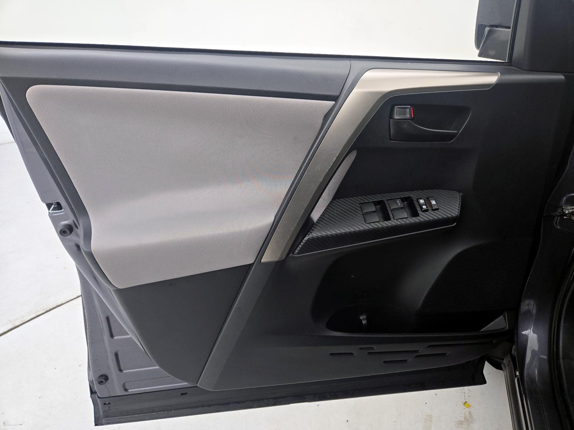 Thumbnail: 2015 Toyota RAV4 - 12