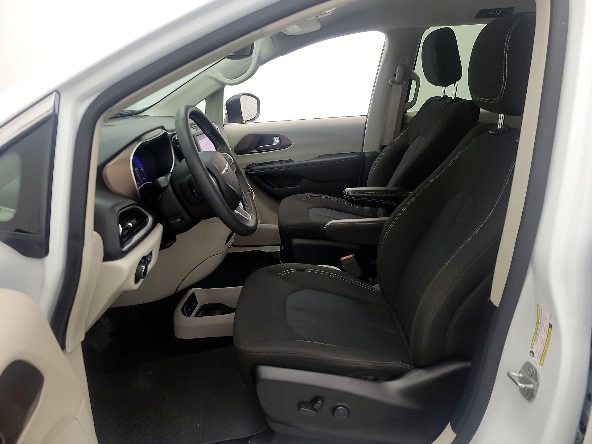 Thumbnail: 2023 Chrysler Voyager - 11