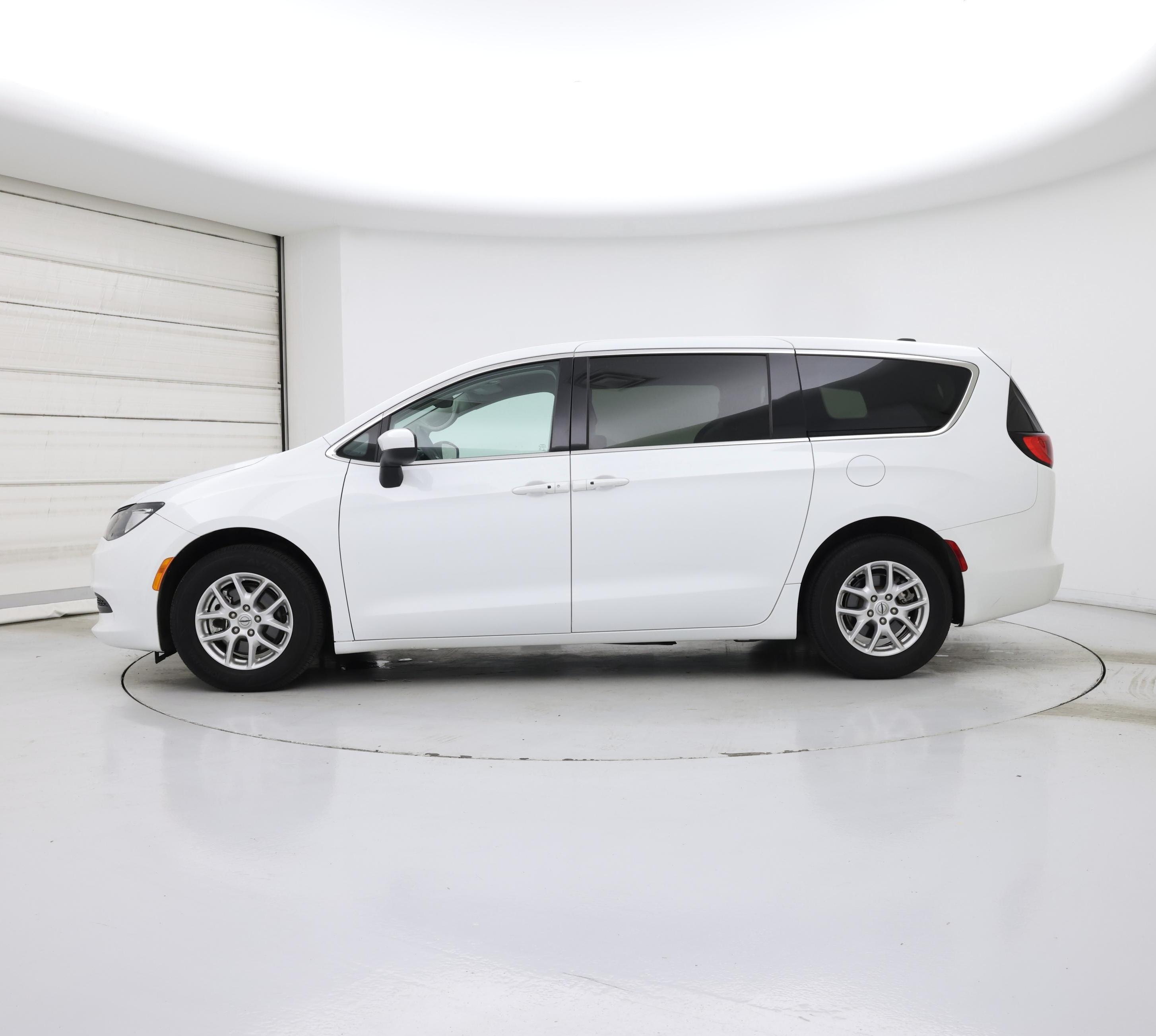 Thumbnail: 2023 Chrysler Voyager - 3