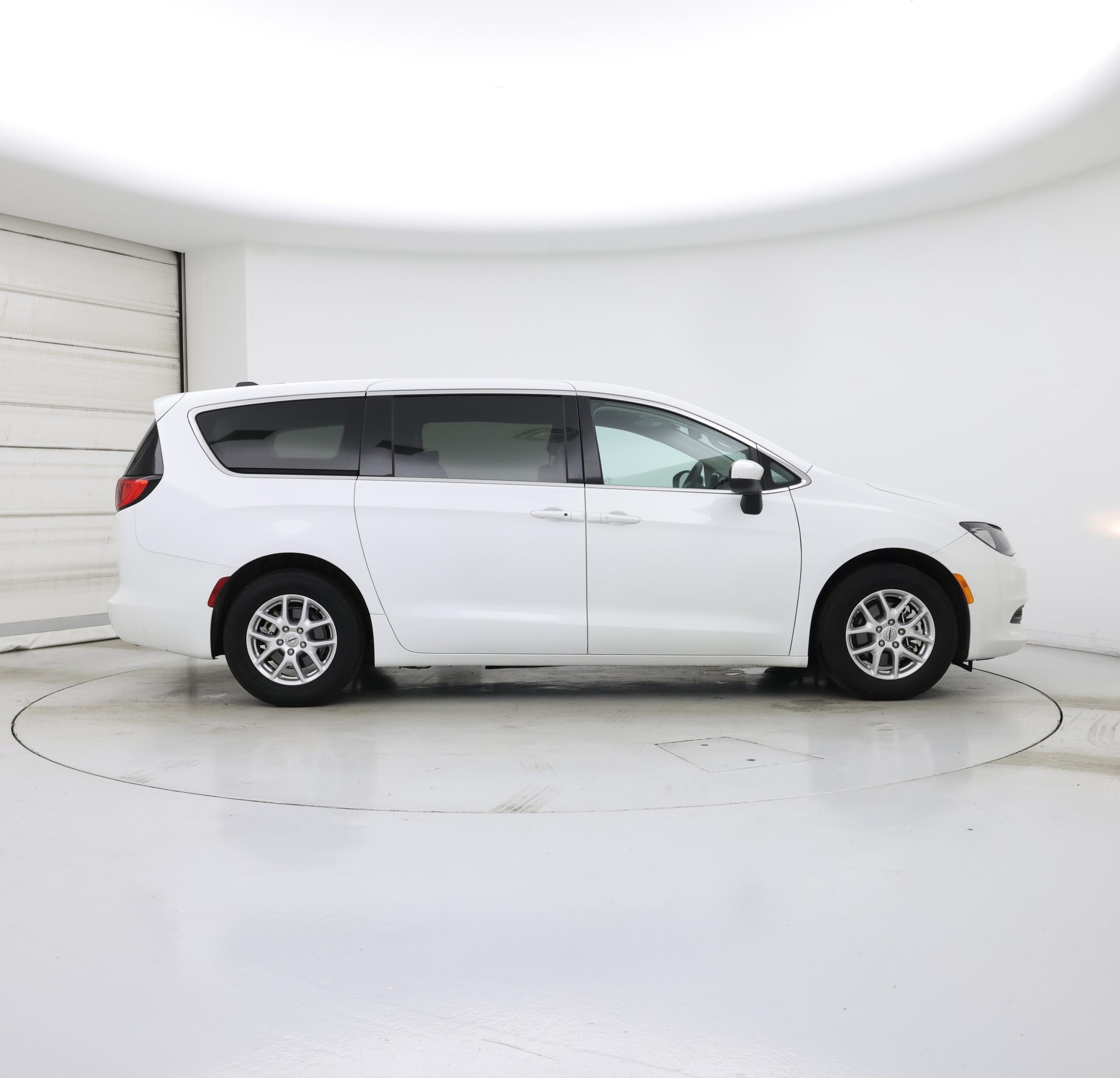 Thumbnail: 2023 Chrysler Voyager - 7
