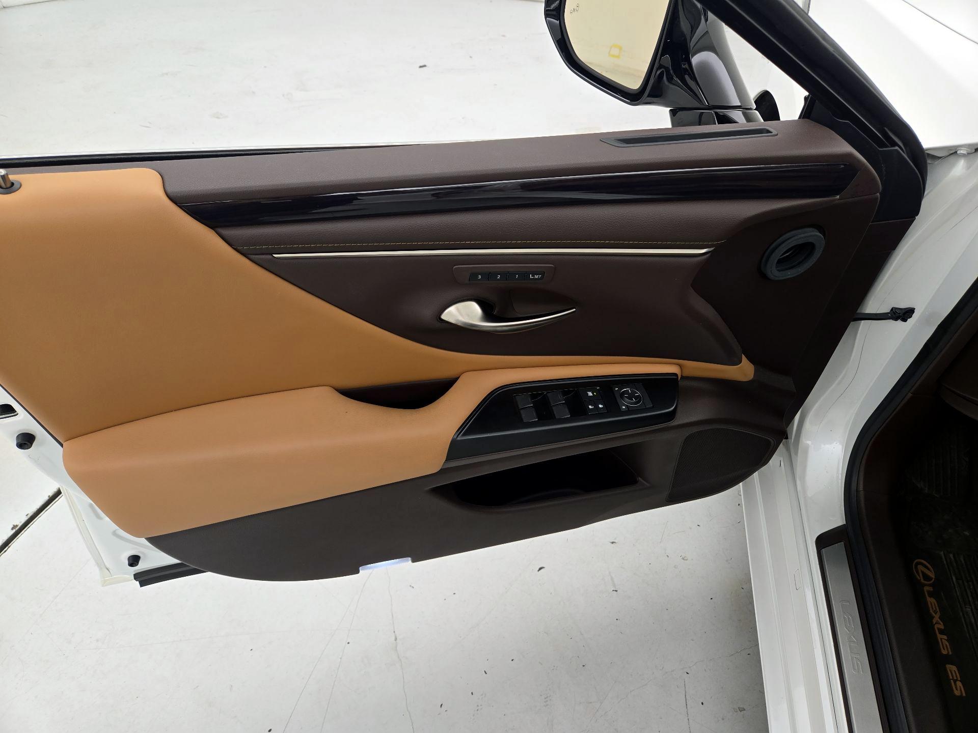 Thumbnail: 2019 Lexus ES - 12