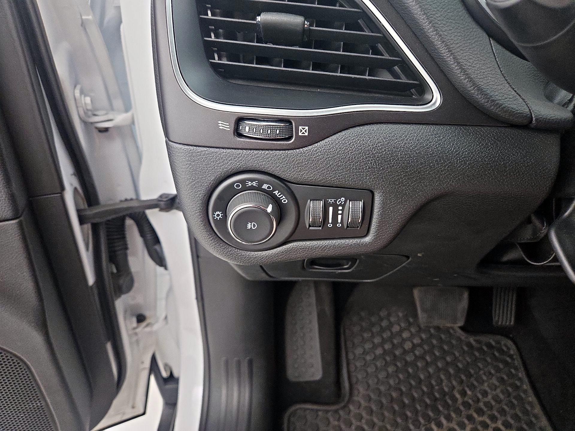 Thumbnail: 2021 Jeep Cherokee - 13
