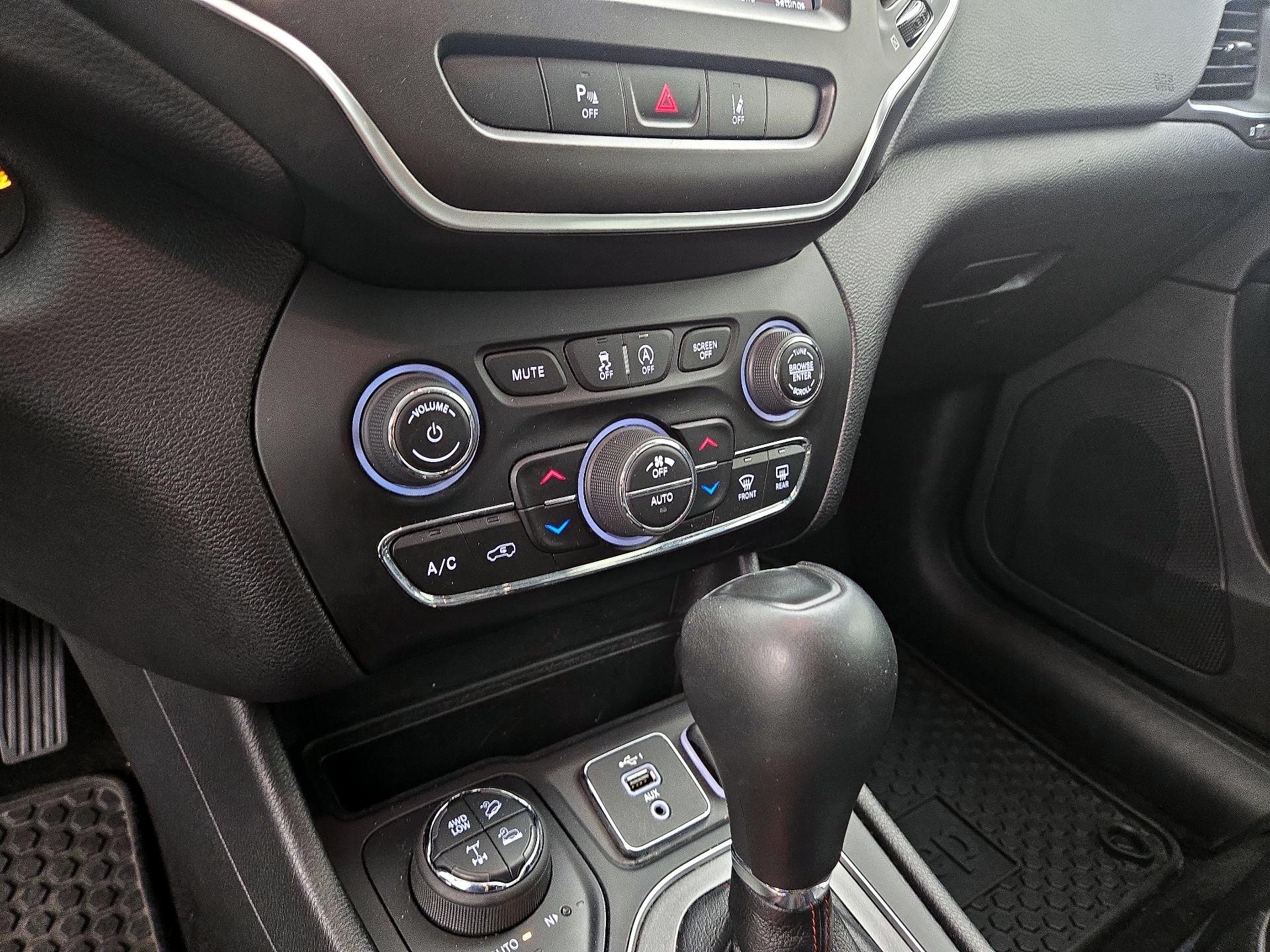 Thumbnail: 2021 Jeep Cherokee - 17