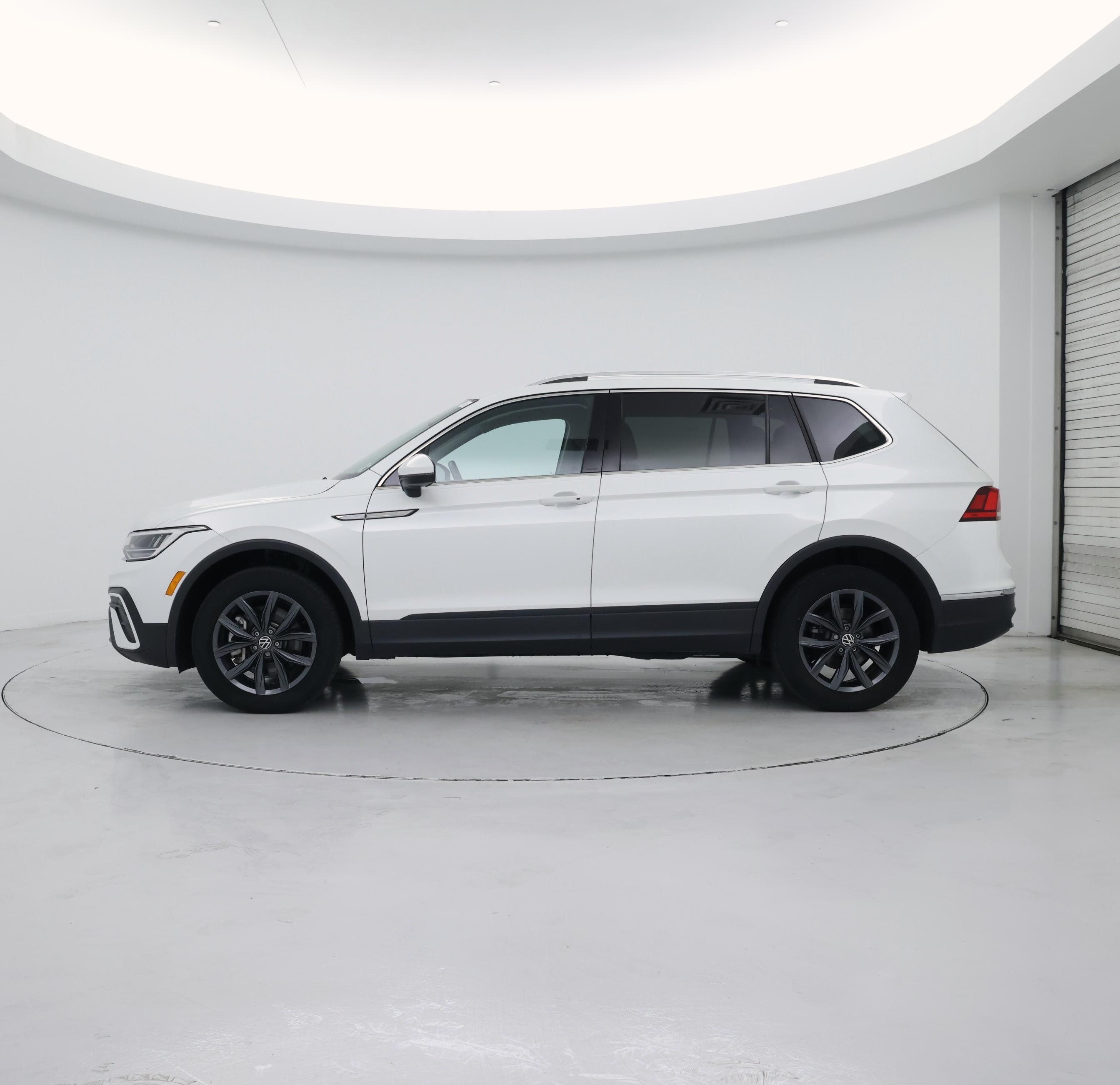 Thumbnail: 2023 Volkswagen Tiguan - 3