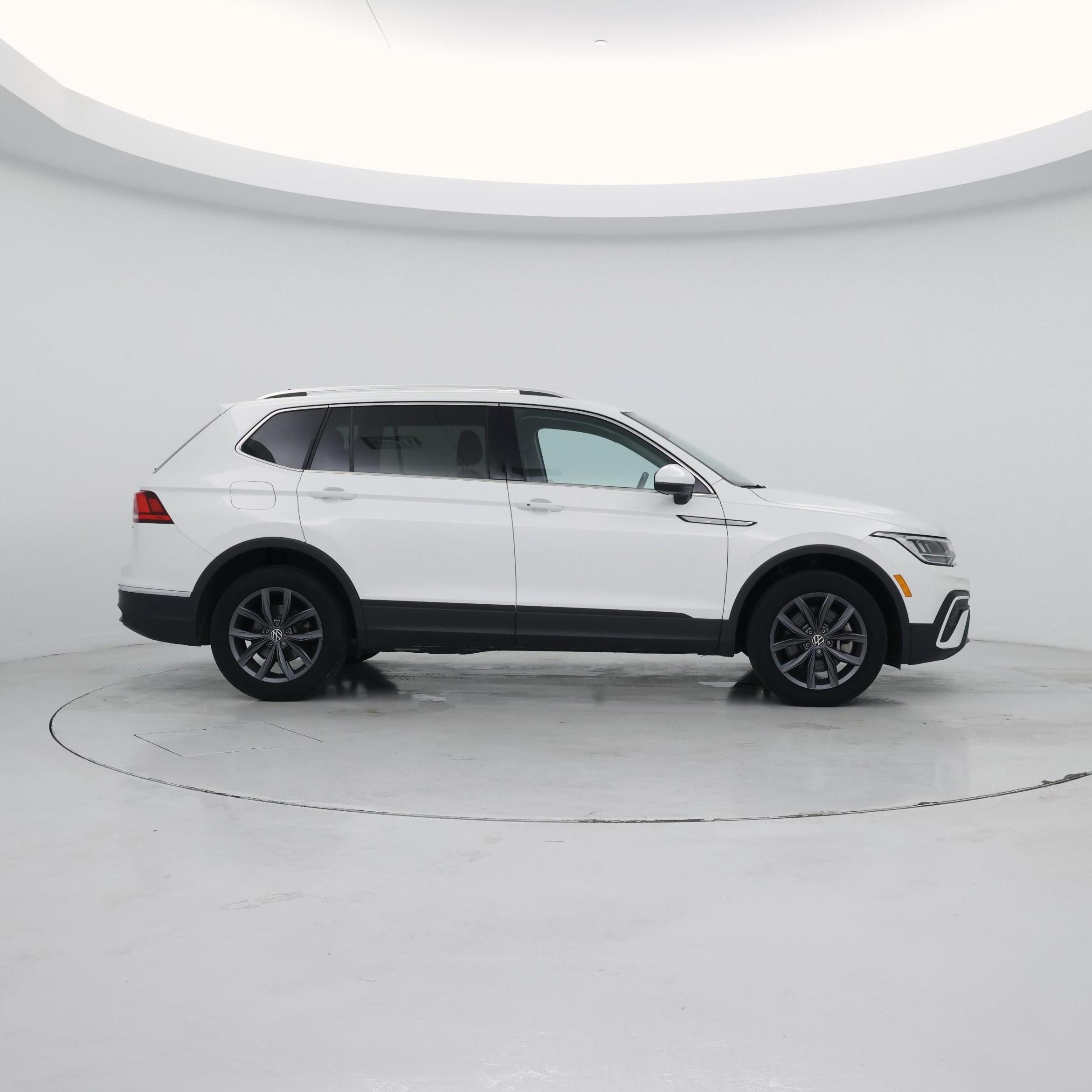 Thumbnail: 2023 Volkswagen Tiguan - 7