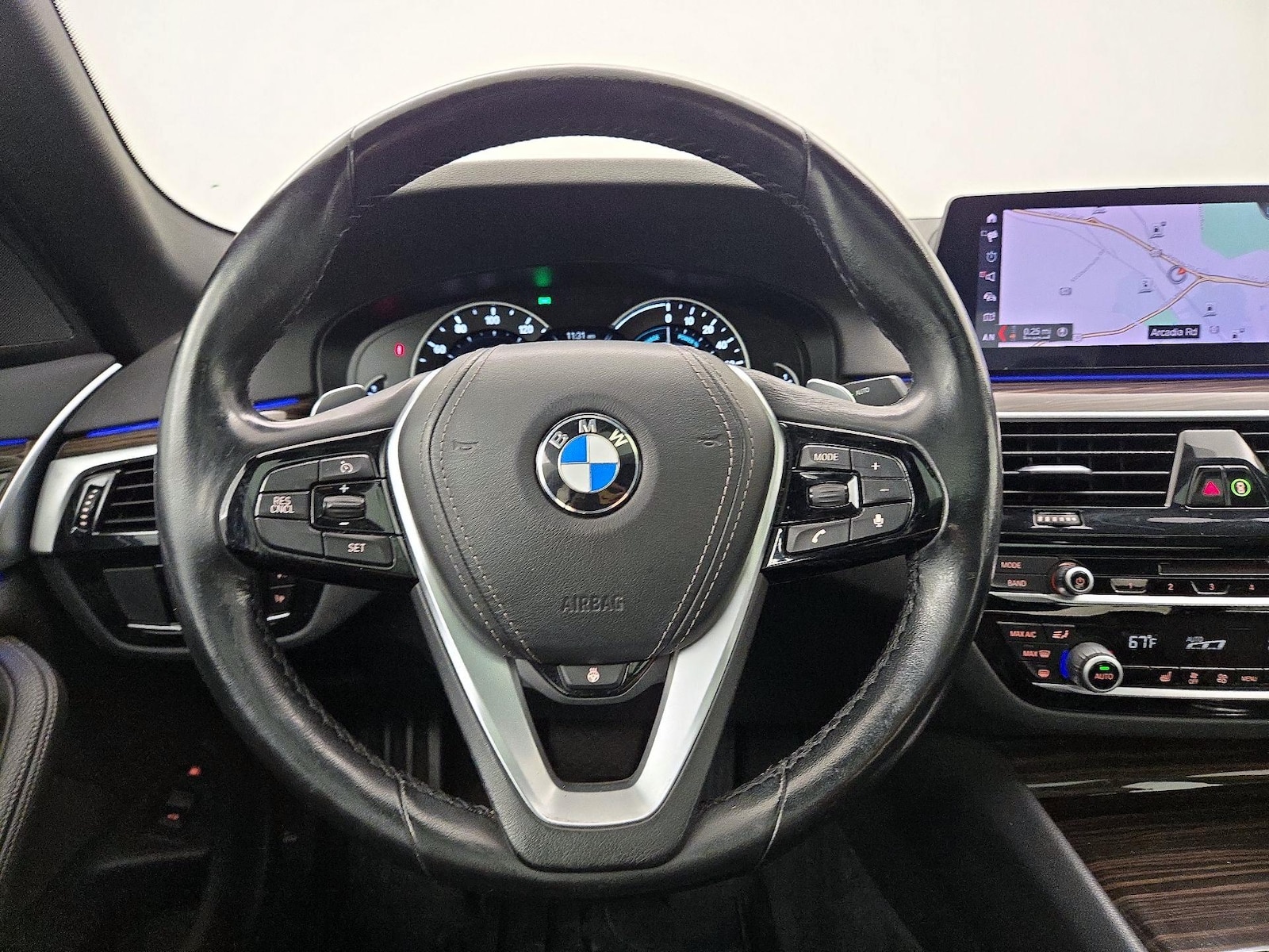 2019 BMW 5 Series 530e - Photo 11
