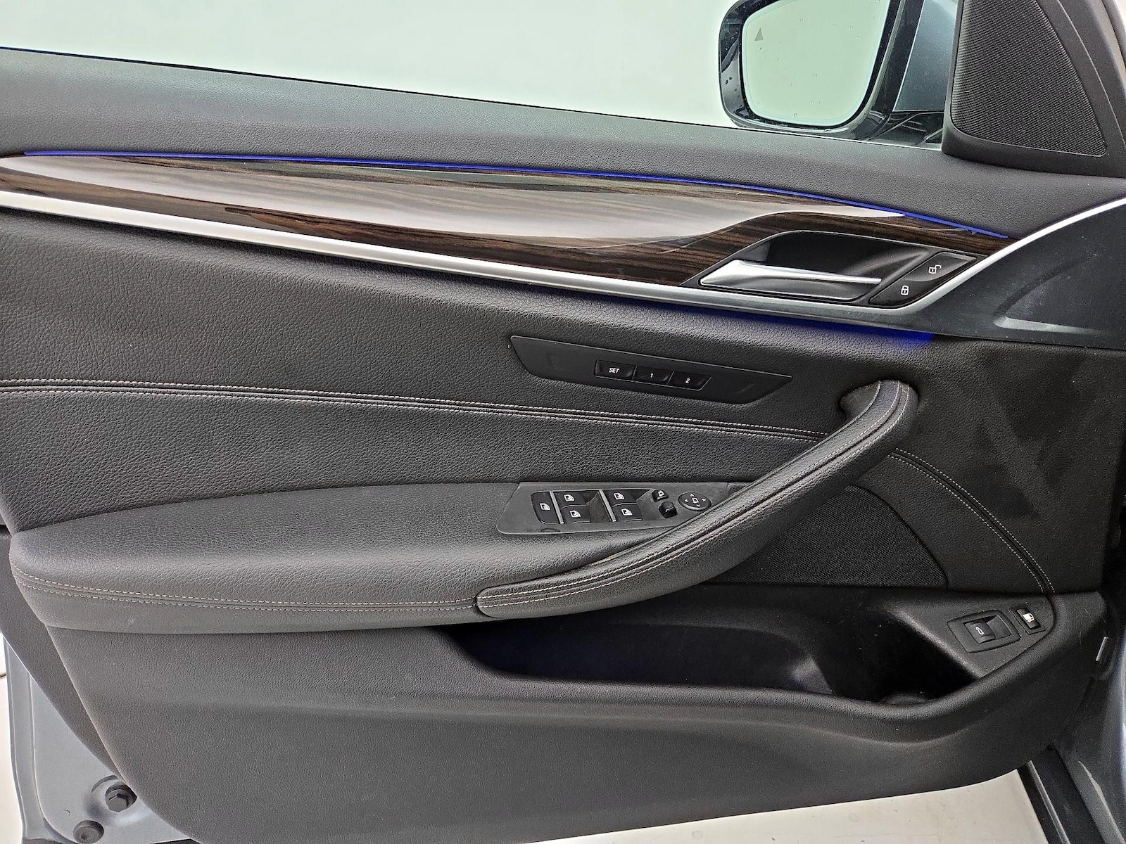 2019 BMW 5 Series 530e - Photo 13