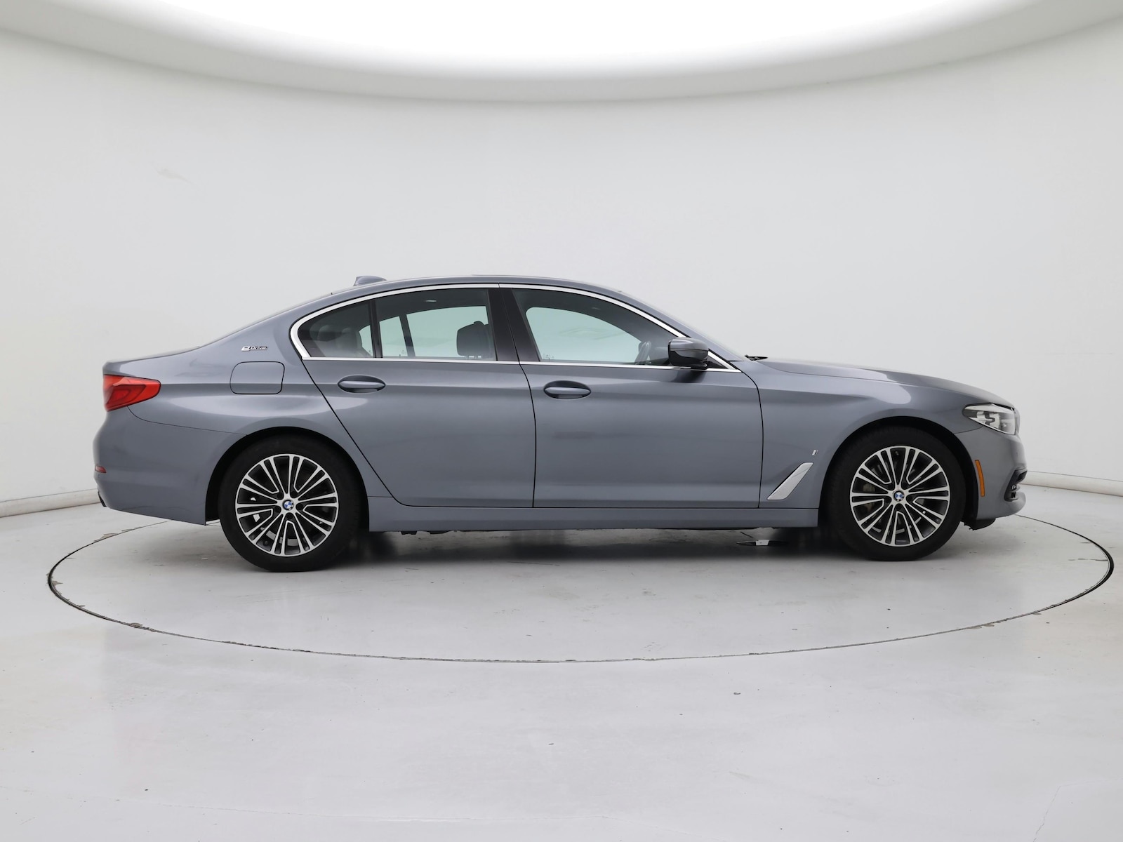 2019 BMW 5 Series 530e - Photo 8