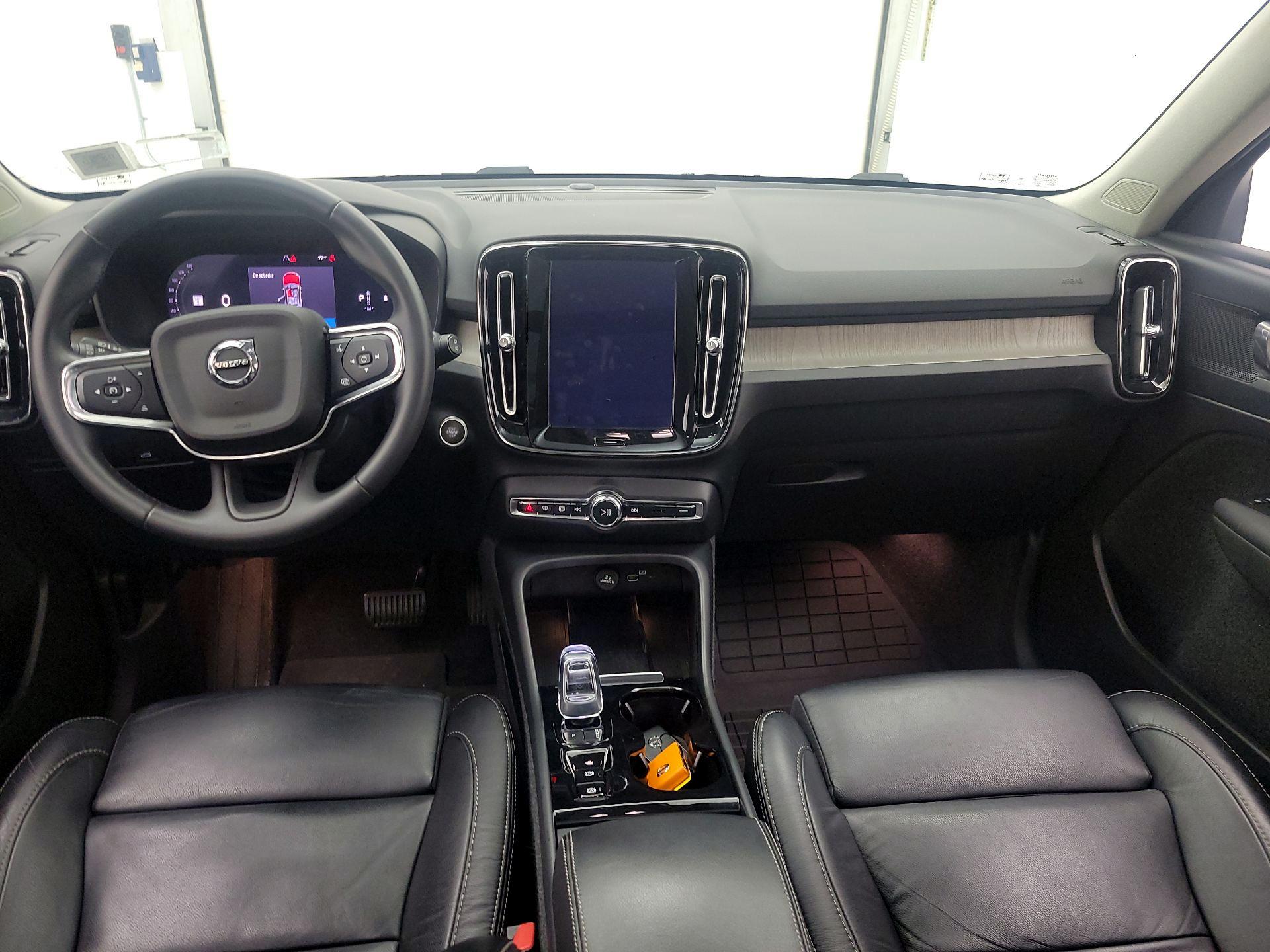 Thumbnail: 2023 Volvo XC40 - 9