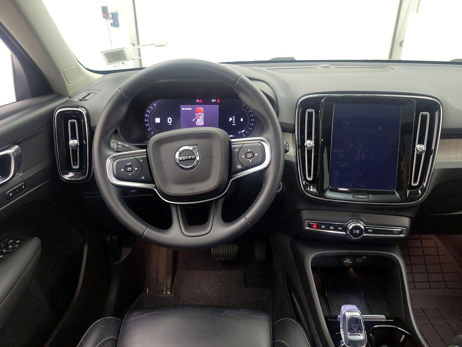 Thumbnail: 2023 Volvo XC40 - 10