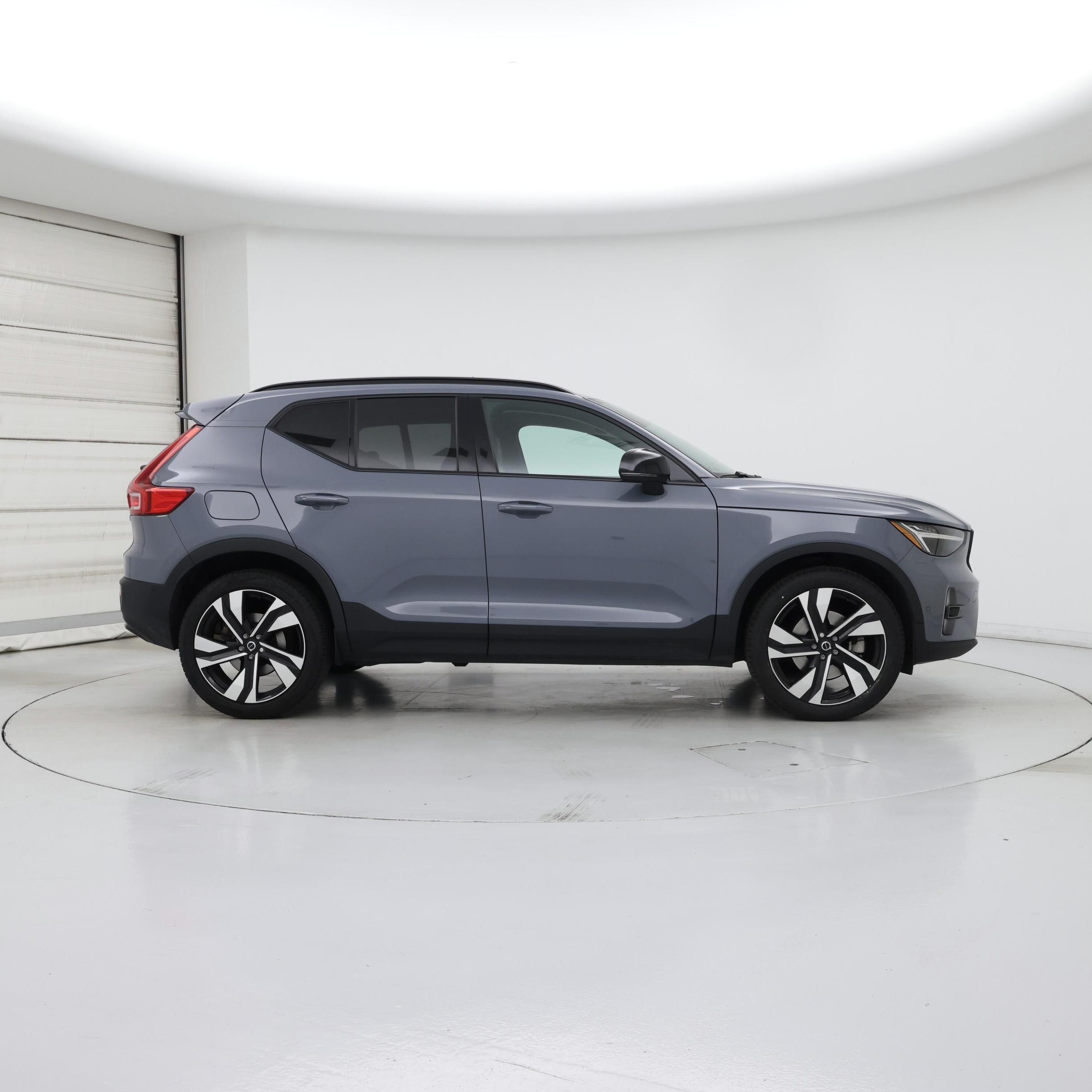 Thumbnail: 2023 Volvo XC40 - 7
