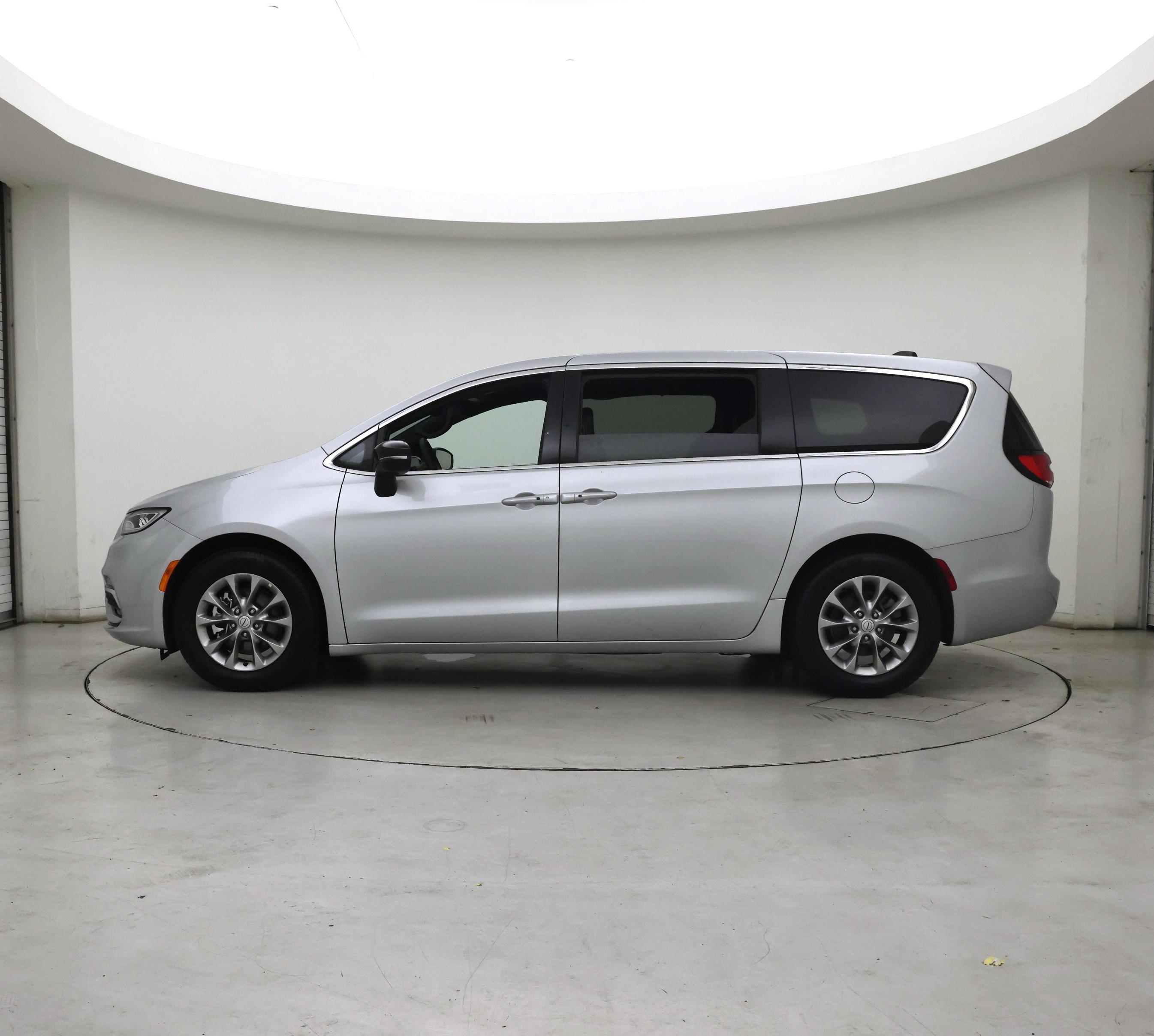 Thumbnail: 2026 Chrysler Pacifica - 3