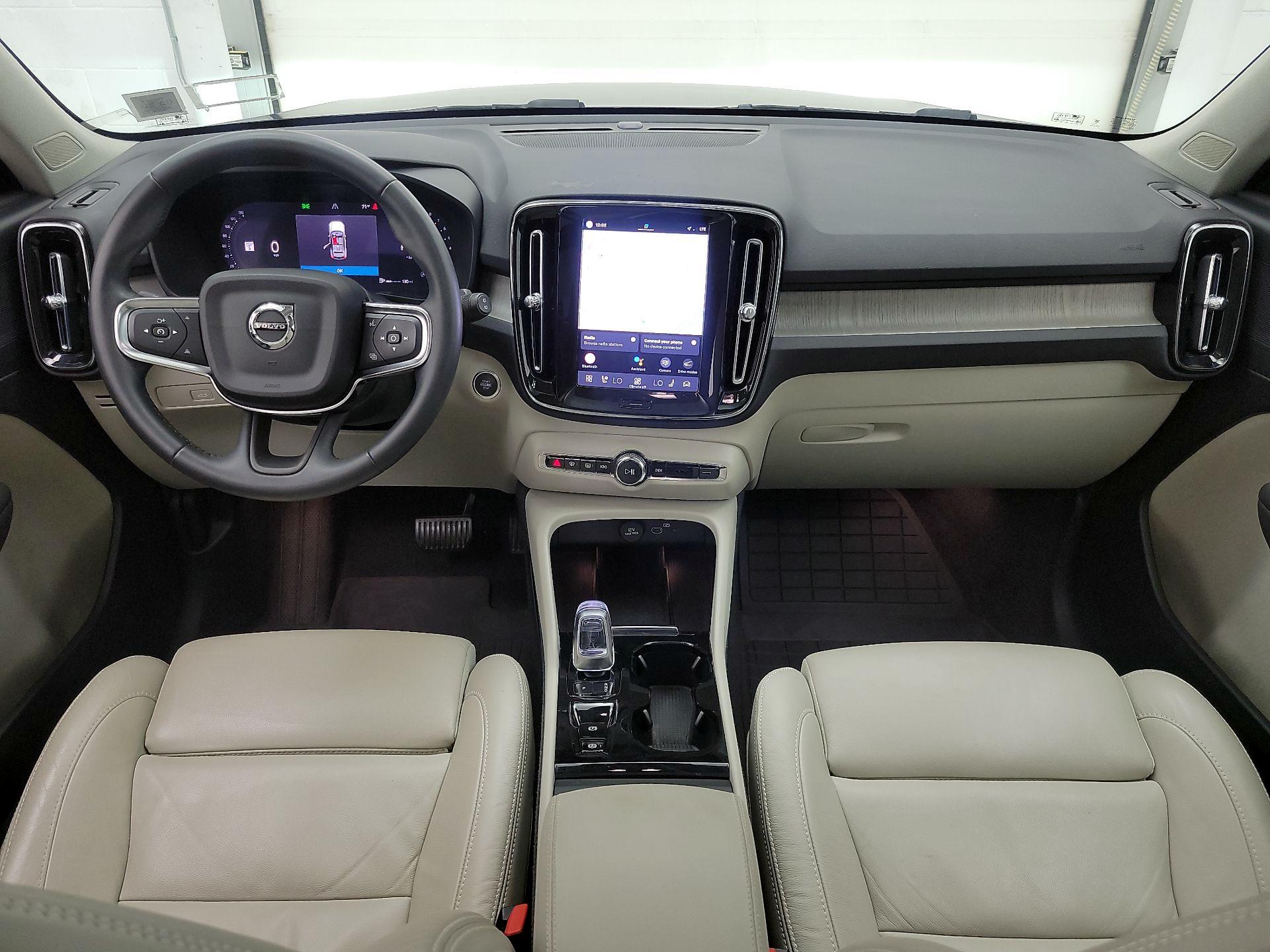 Thumbnail: 2023 Volvo XC40 - 9
