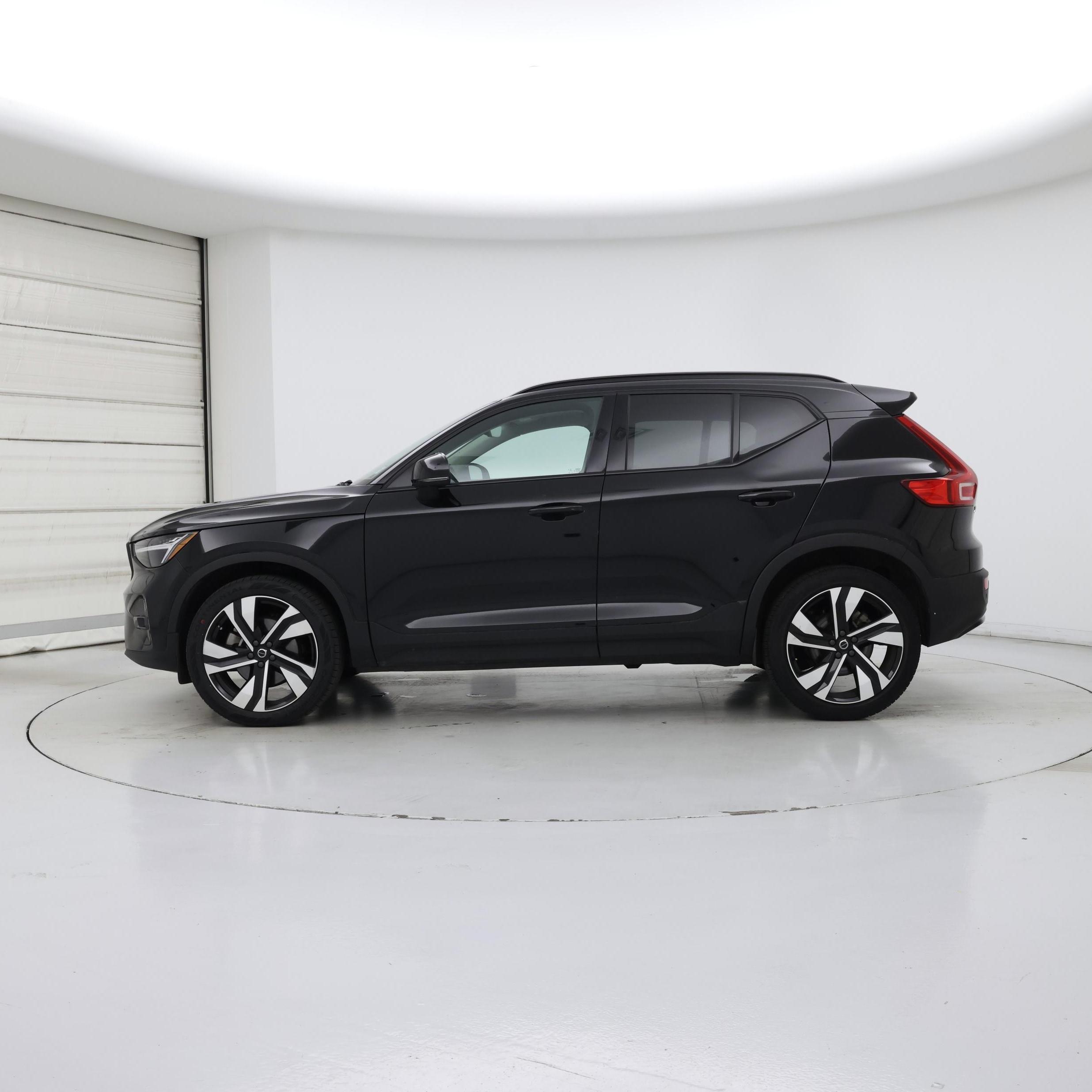 Thumbnail: 2023 Volvo XC40 - 3