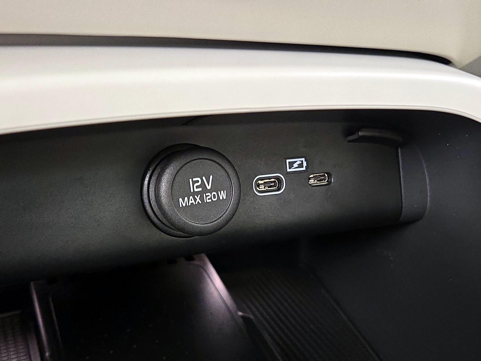 Thumbnail: 2023 Volvo XC40 - 18