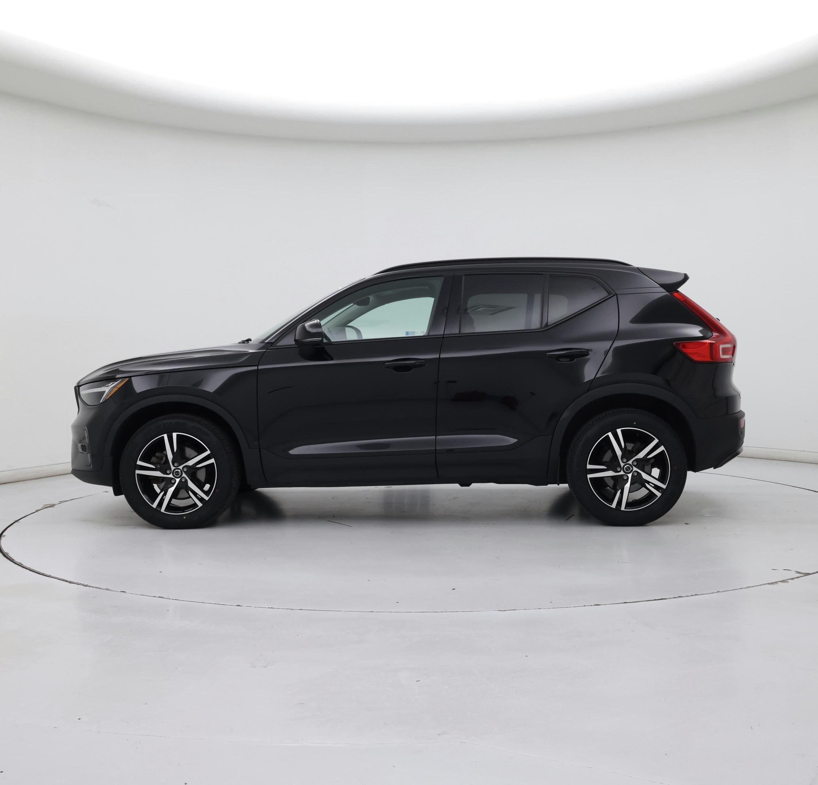 Thumbnail: 2023 Volvo XC40 - 3