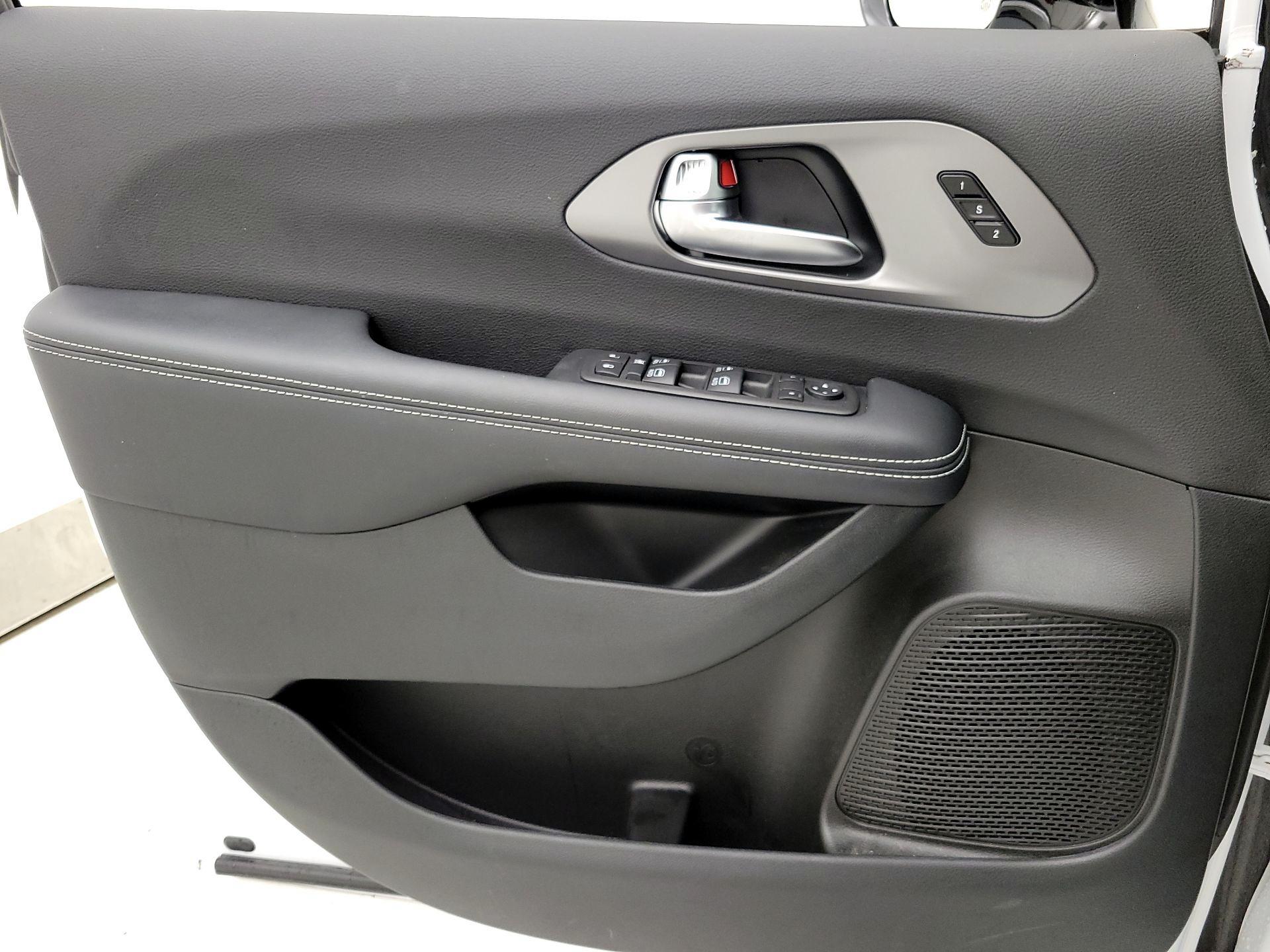 Thumbnail: 2025 Chrysler Pacifica - 12