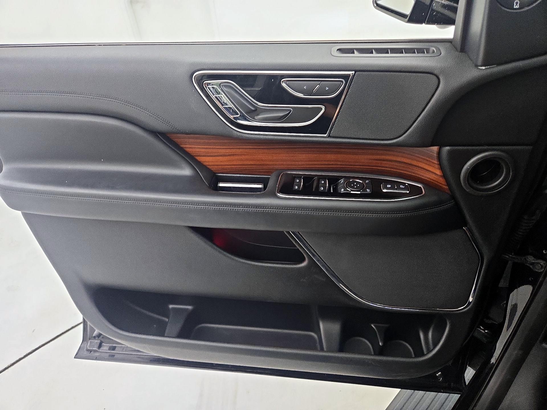 Thumbnail: 2019 Lincoln Navigator - 12