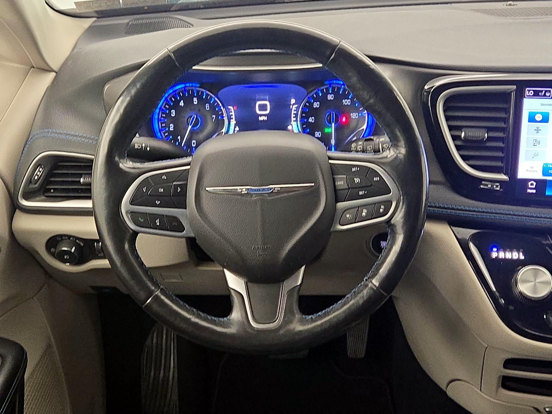 Thumbnail: 2021 Chrysler Pacifica - 10