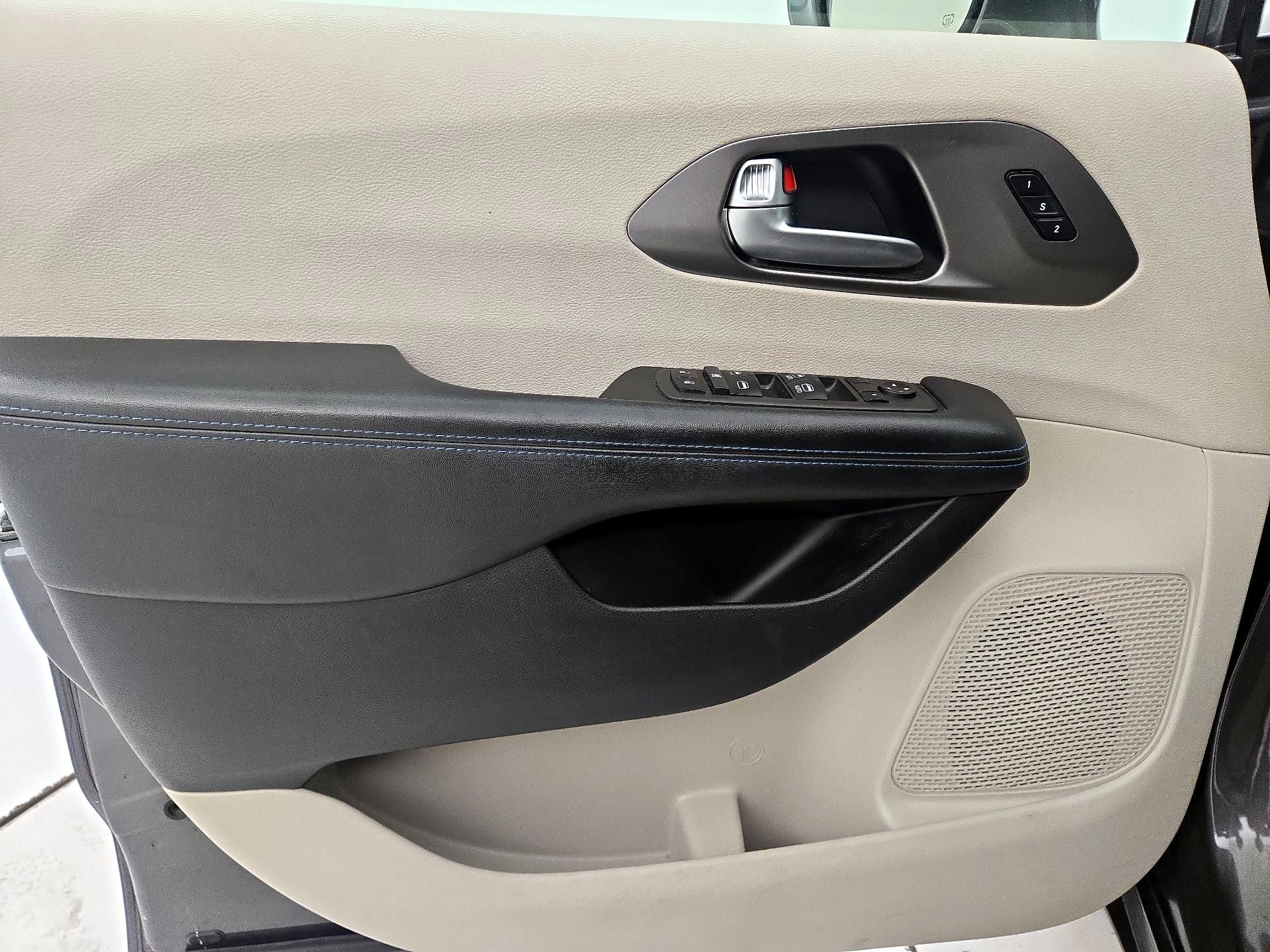 Thumbnail: 2021 Chrysler Pacifica - 12
