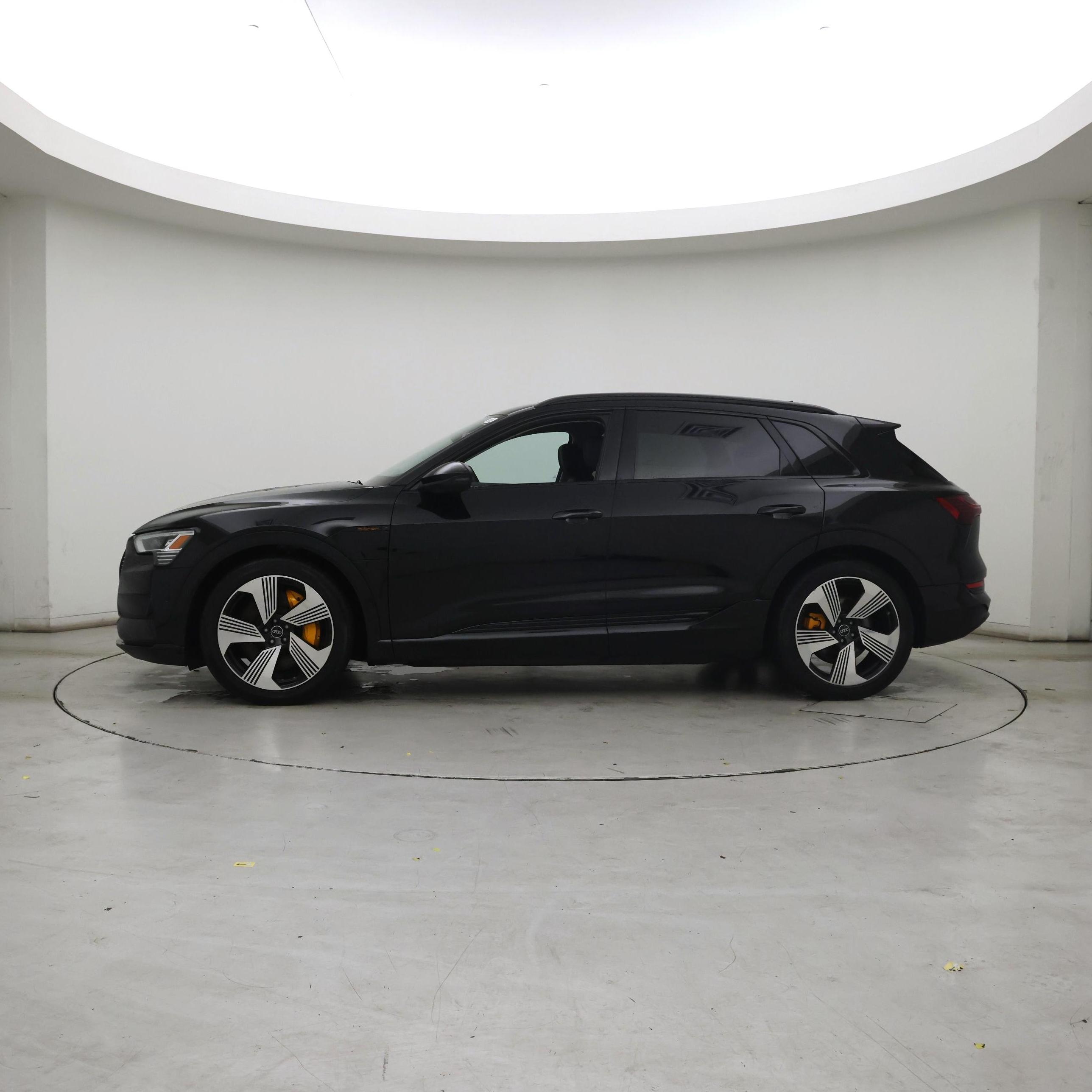 Thumbnail: 2023 Audi e-tron - 3