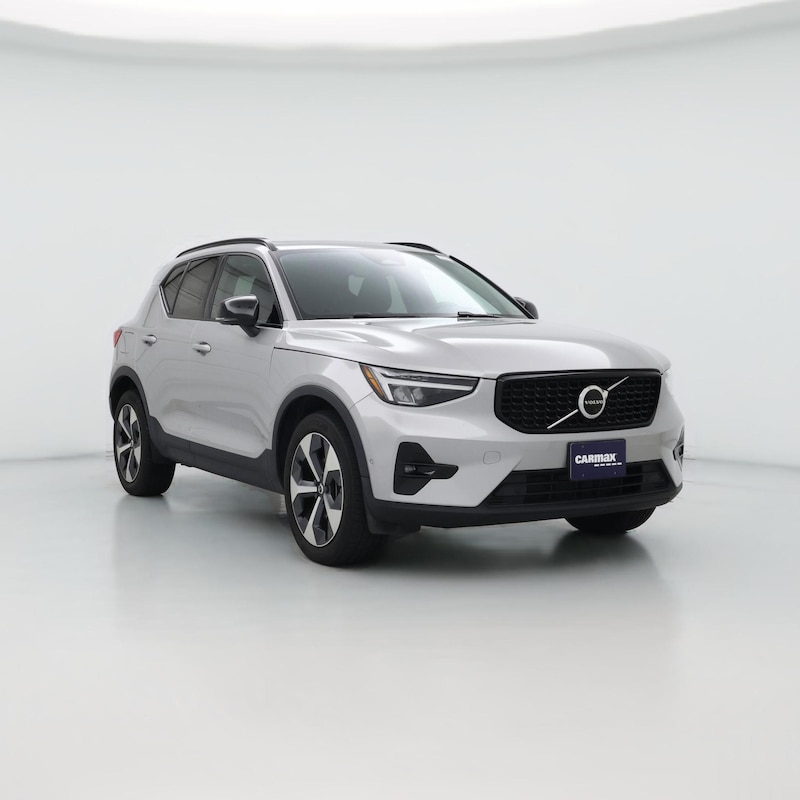 2023 Volvo XC40 B5 Plus Dark Theme
