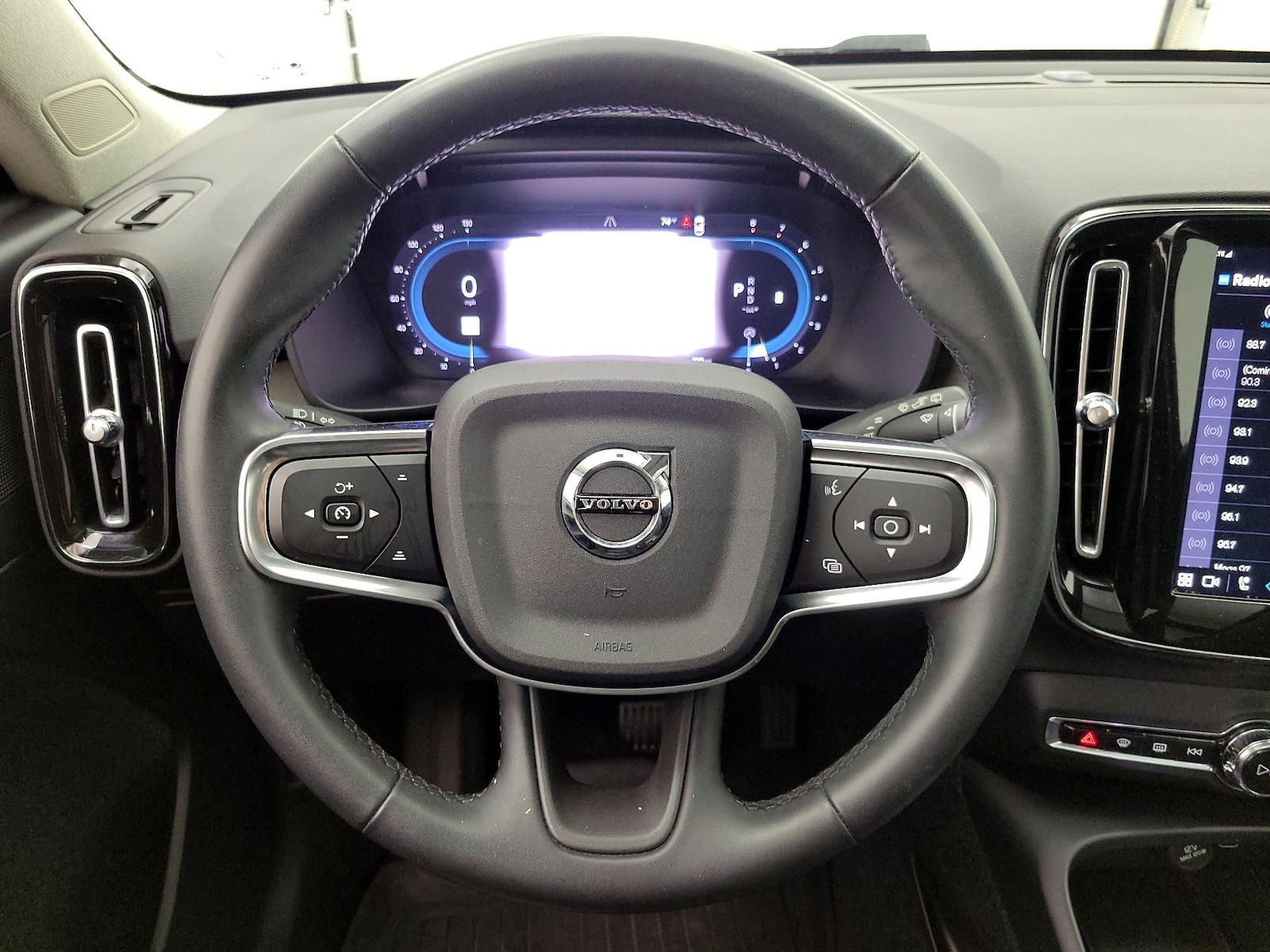 2023 Volvo XC40 Plus - Photo 11