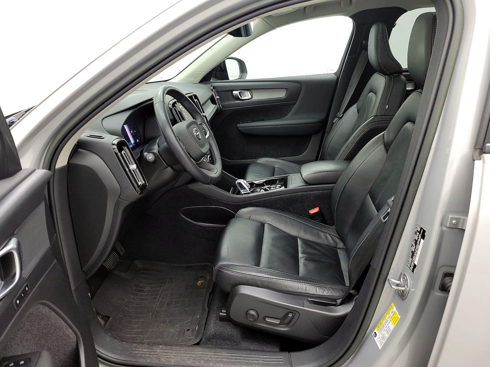 2023 Volvo XC40 Plus - Photo 12