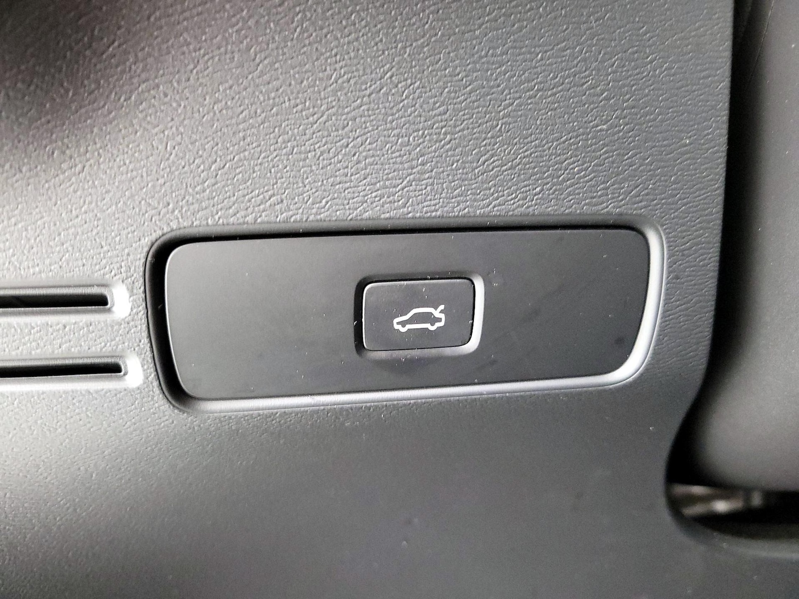 2023 Volvo XC40 Plus - Photo 14