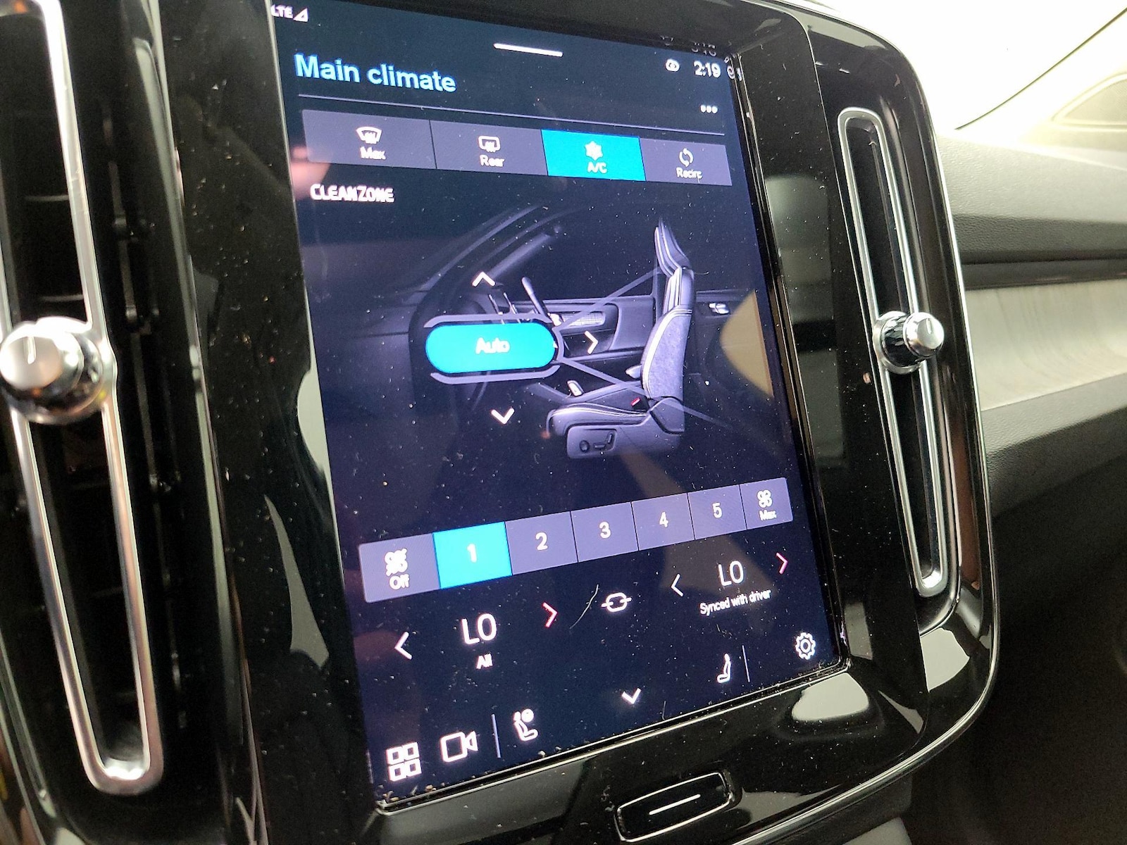 2023 Volvo XC40 Plus - Photo 17